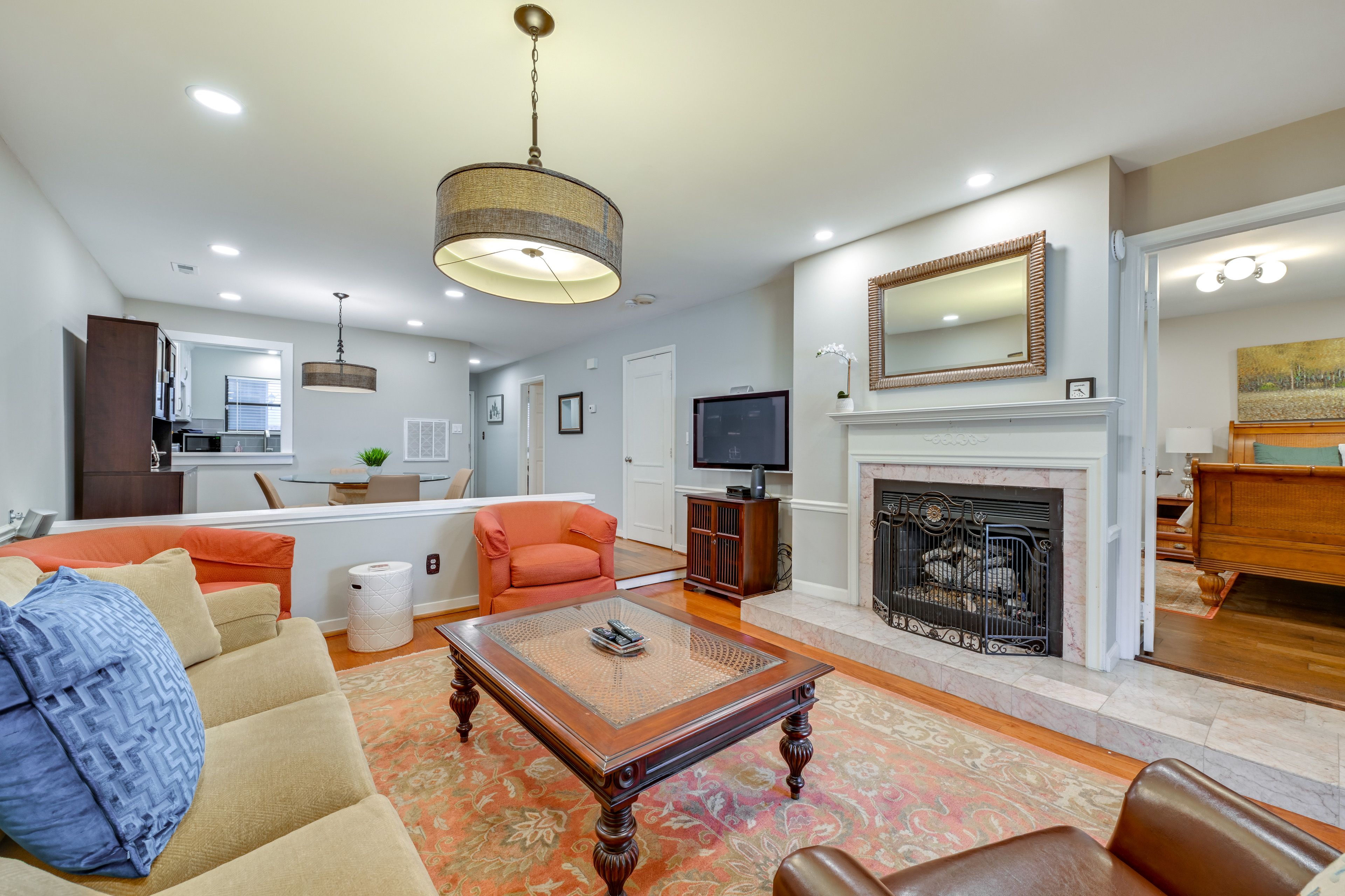 Living Room | Free WiFi | Central Heating & A/C | Smart TV