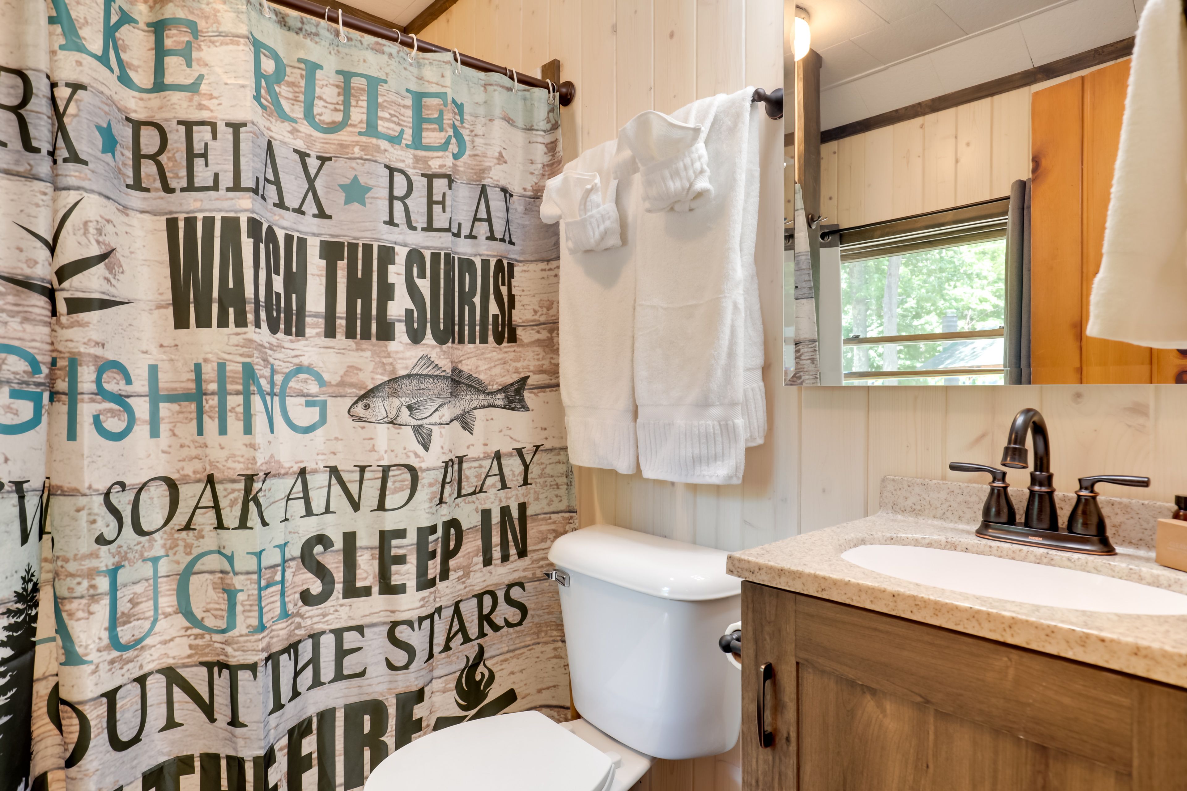 Full Bathroom | Towels Provided | Complimentary Toiletries