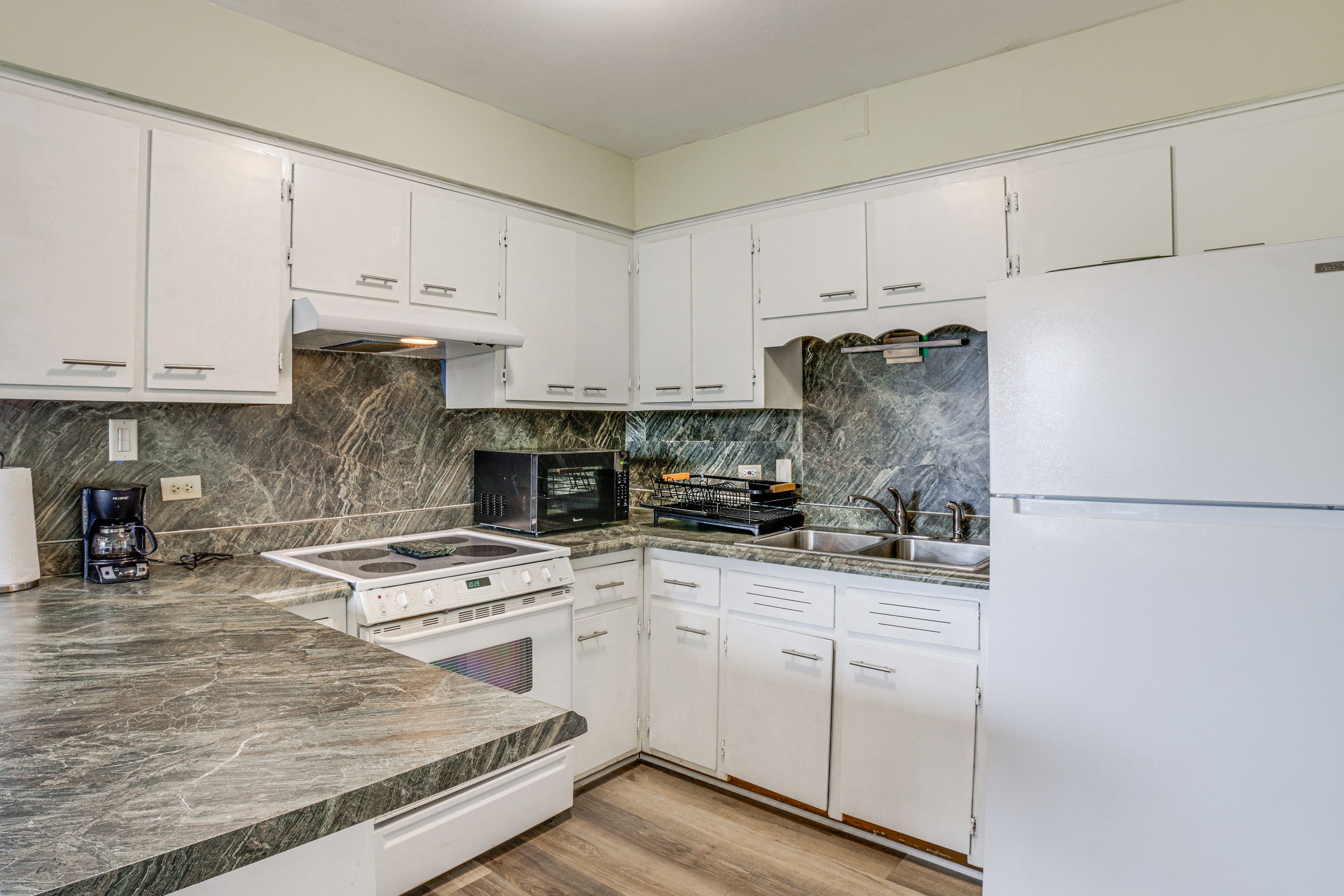 Property Interior | Central A/C & Heating | Free WiFi