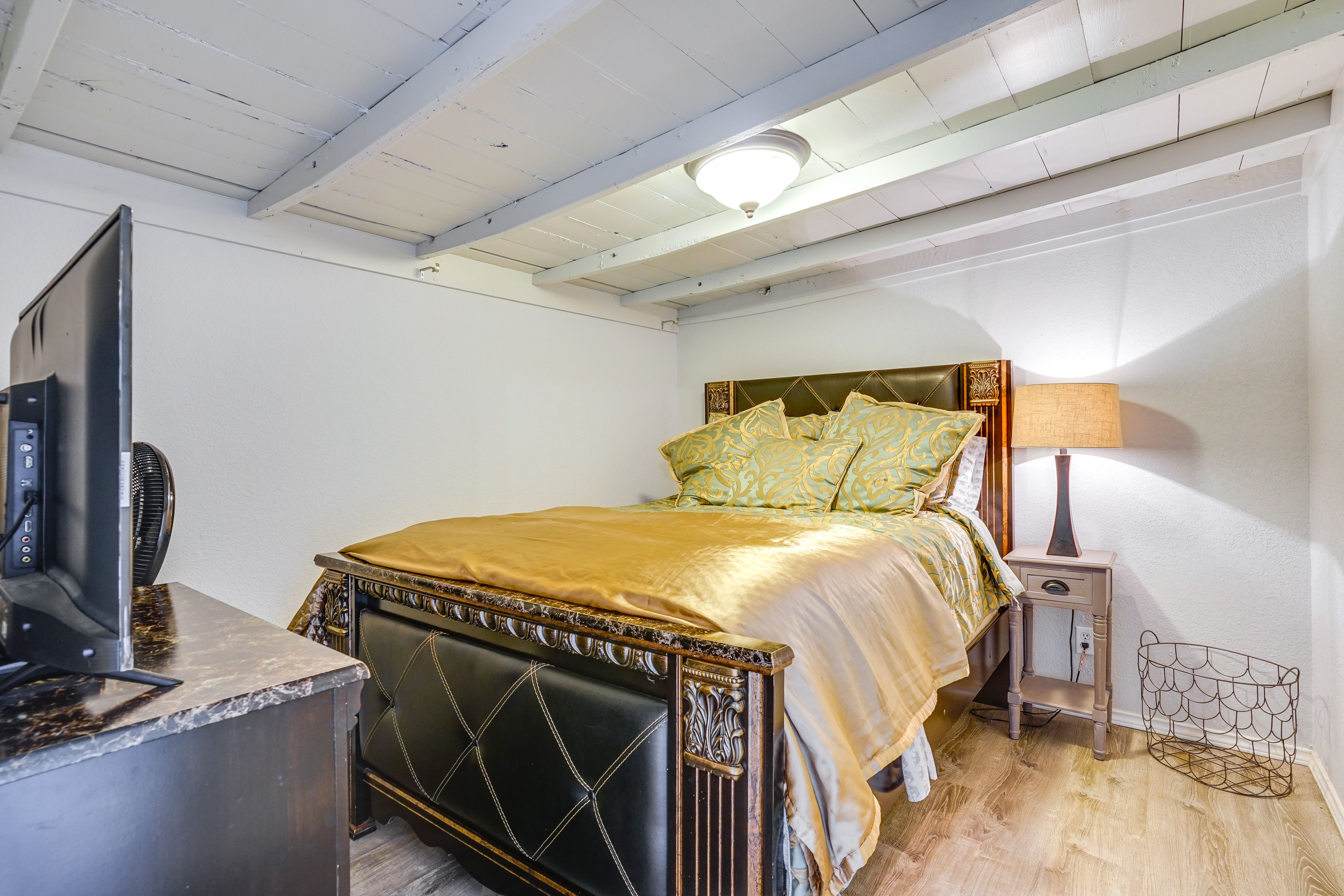 Bedroom 2 | Queen Bed