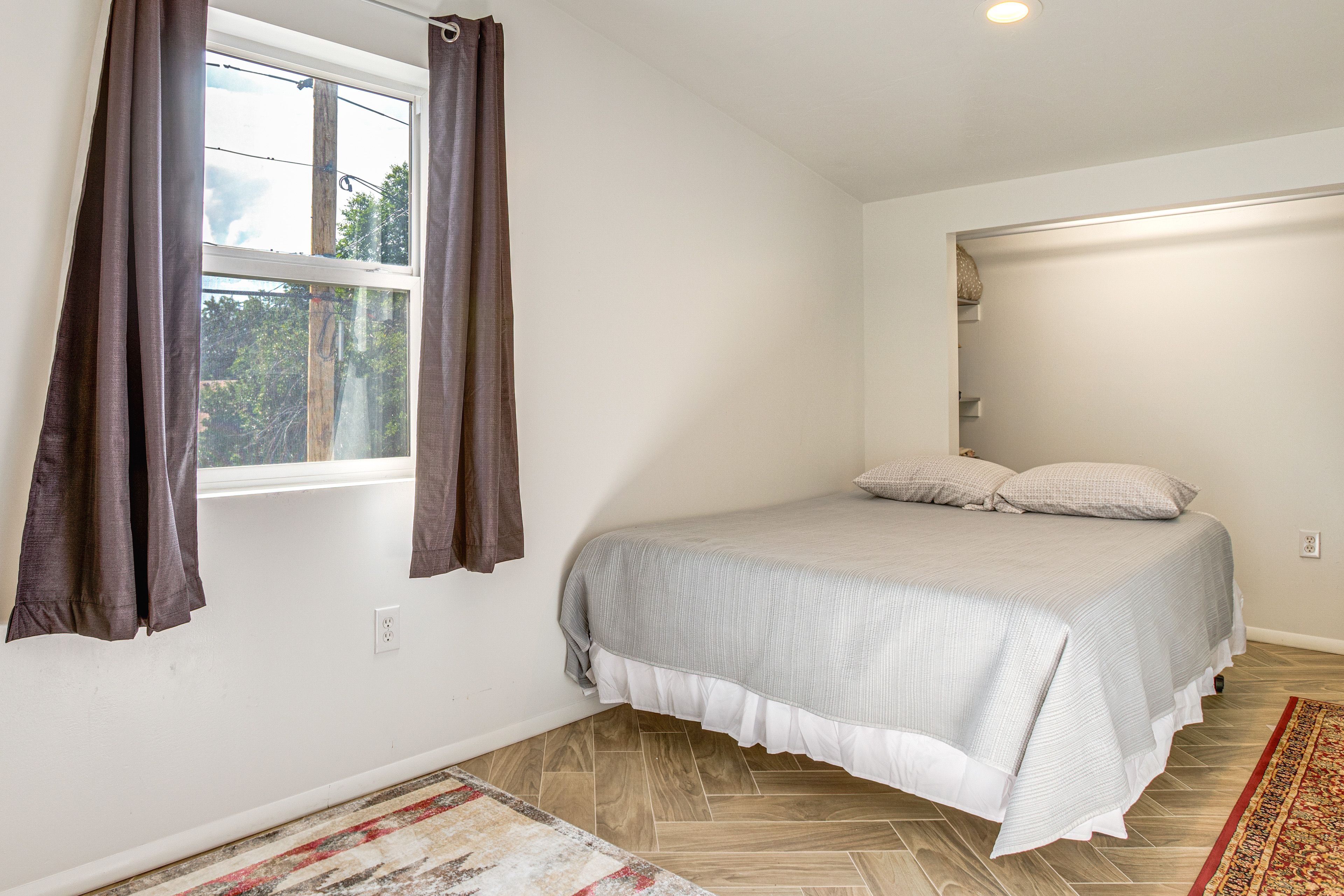 Bedroom | Queen Bed | Linens Provided