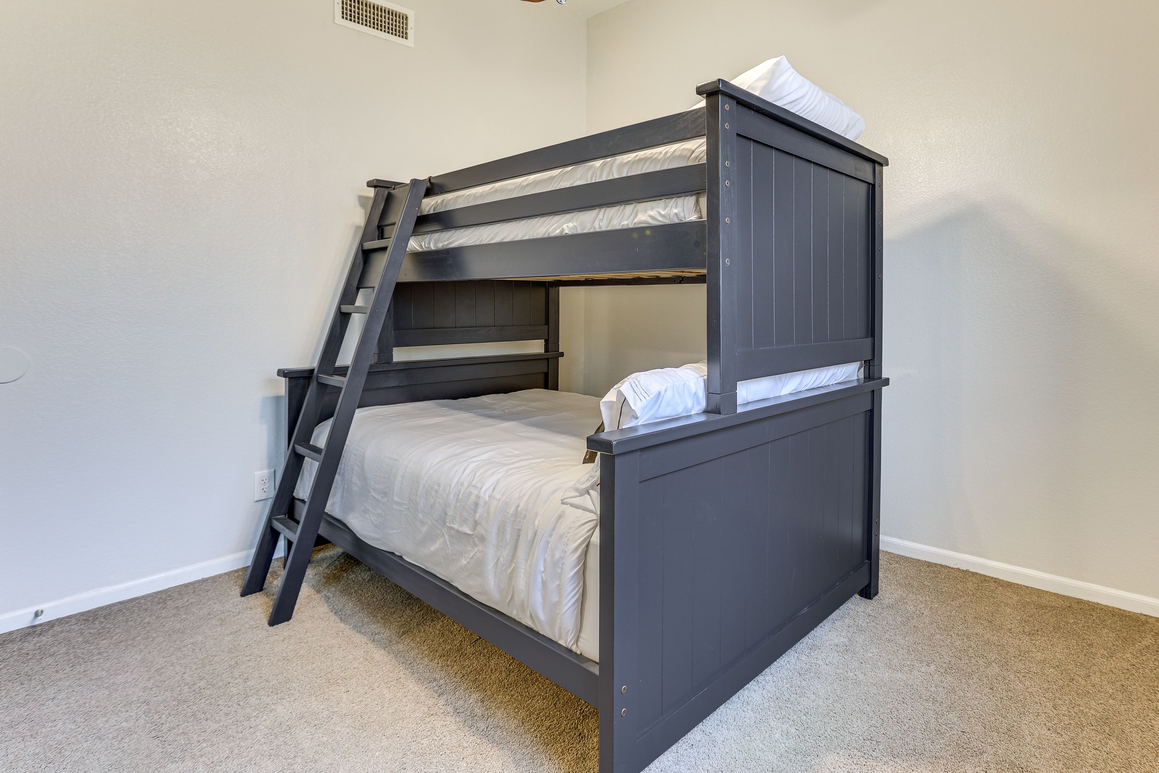 Bedroom 3 | Twin/Full Bunk Bed