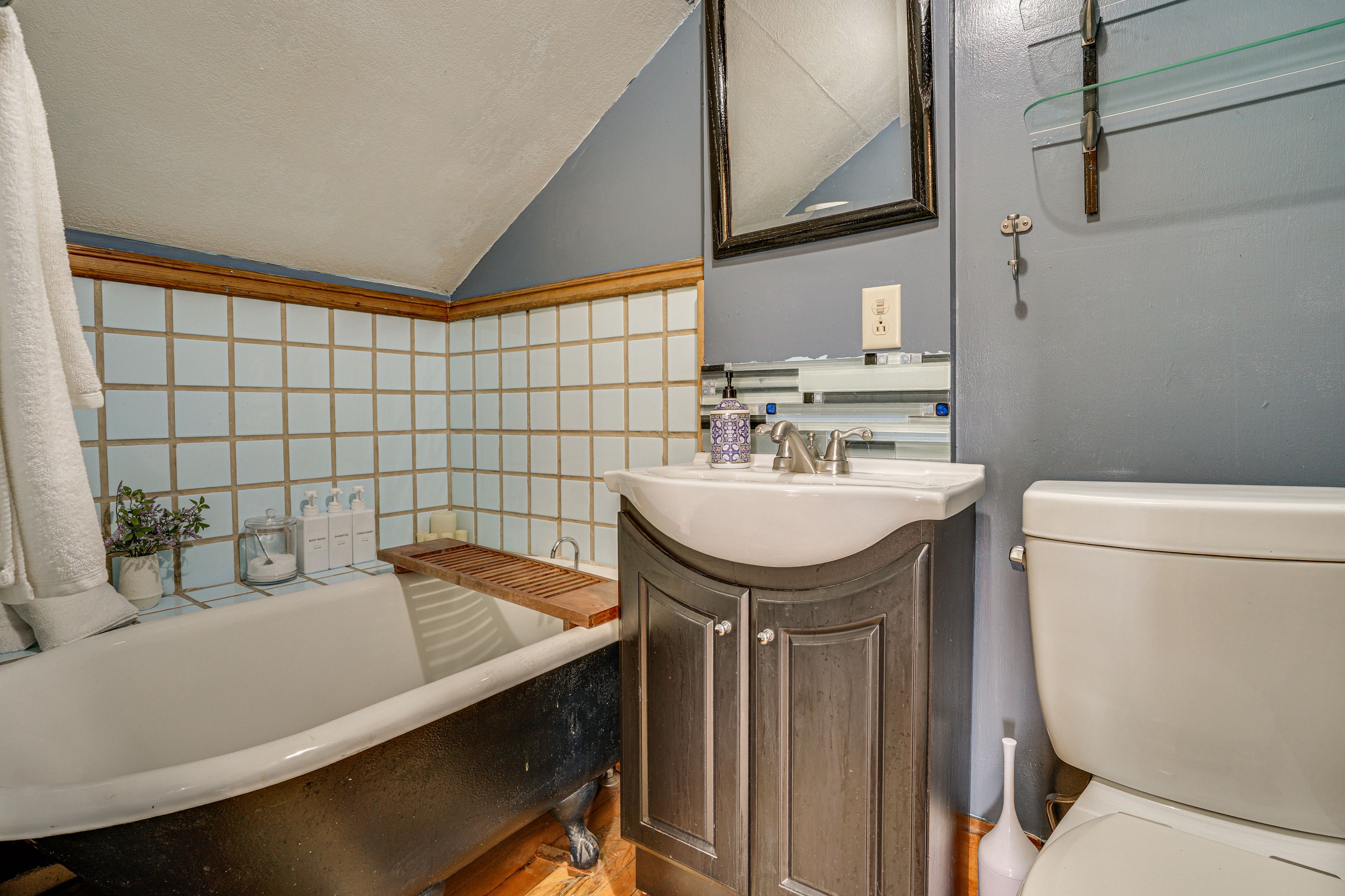 En-Suite Bathroom | 3rd Floor | Complimentary Toiletries | Hair Dryer