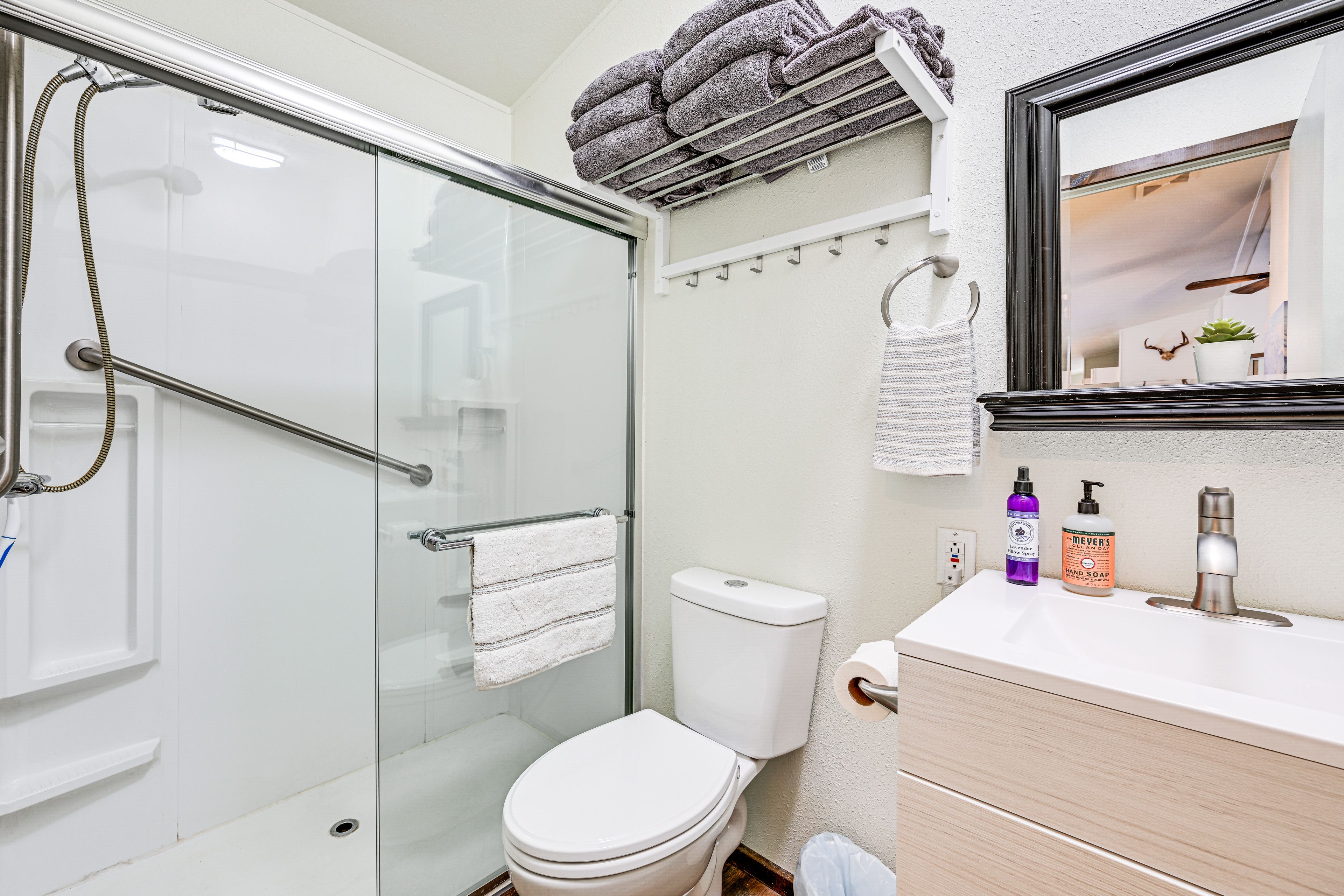 Full Bathroom | Towels Provided