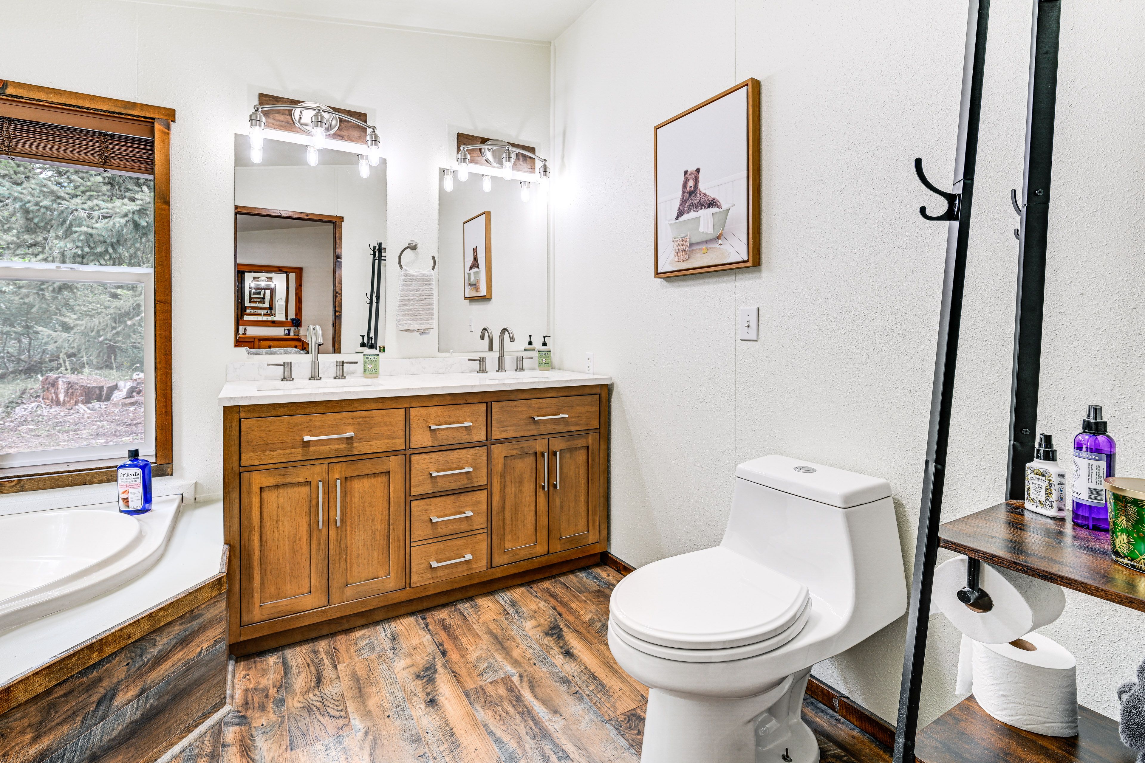 Full Bathroom | Separate Tub & Shower