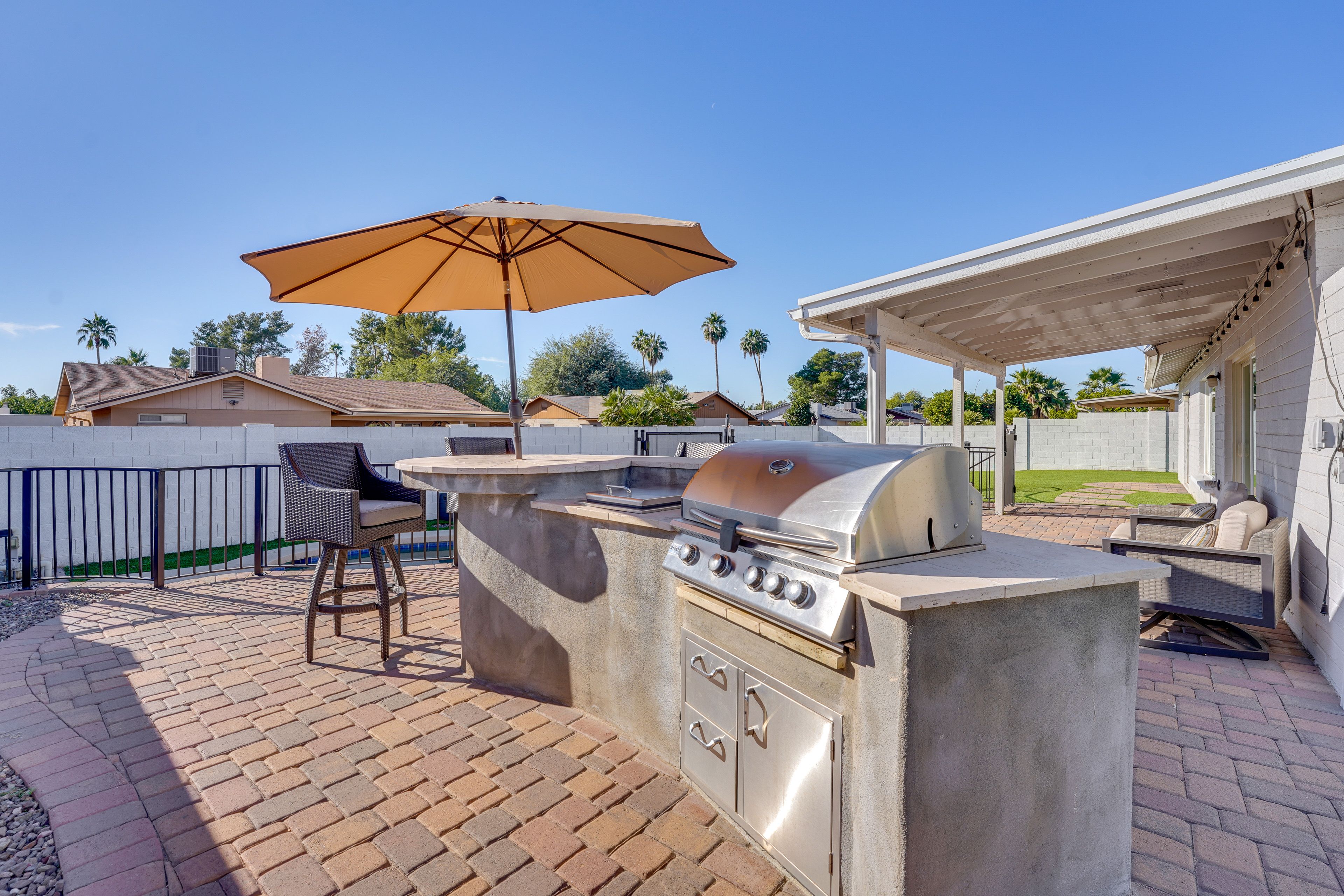 Outdoor Kitchen | Gas Grill | 3 Mi to Kierland Commons