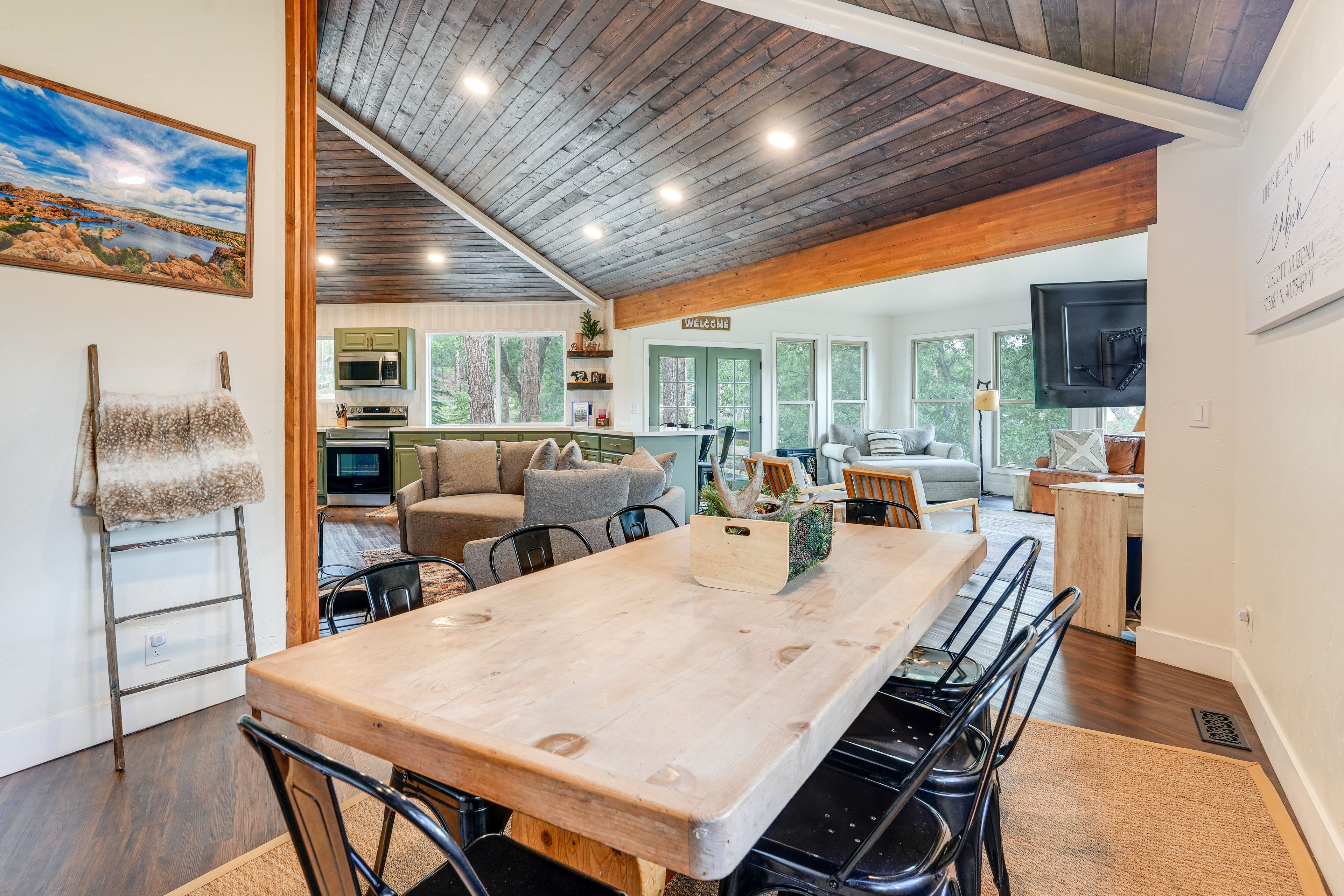 Dining Area | Dishware/Flatware Provided | 1st Floor