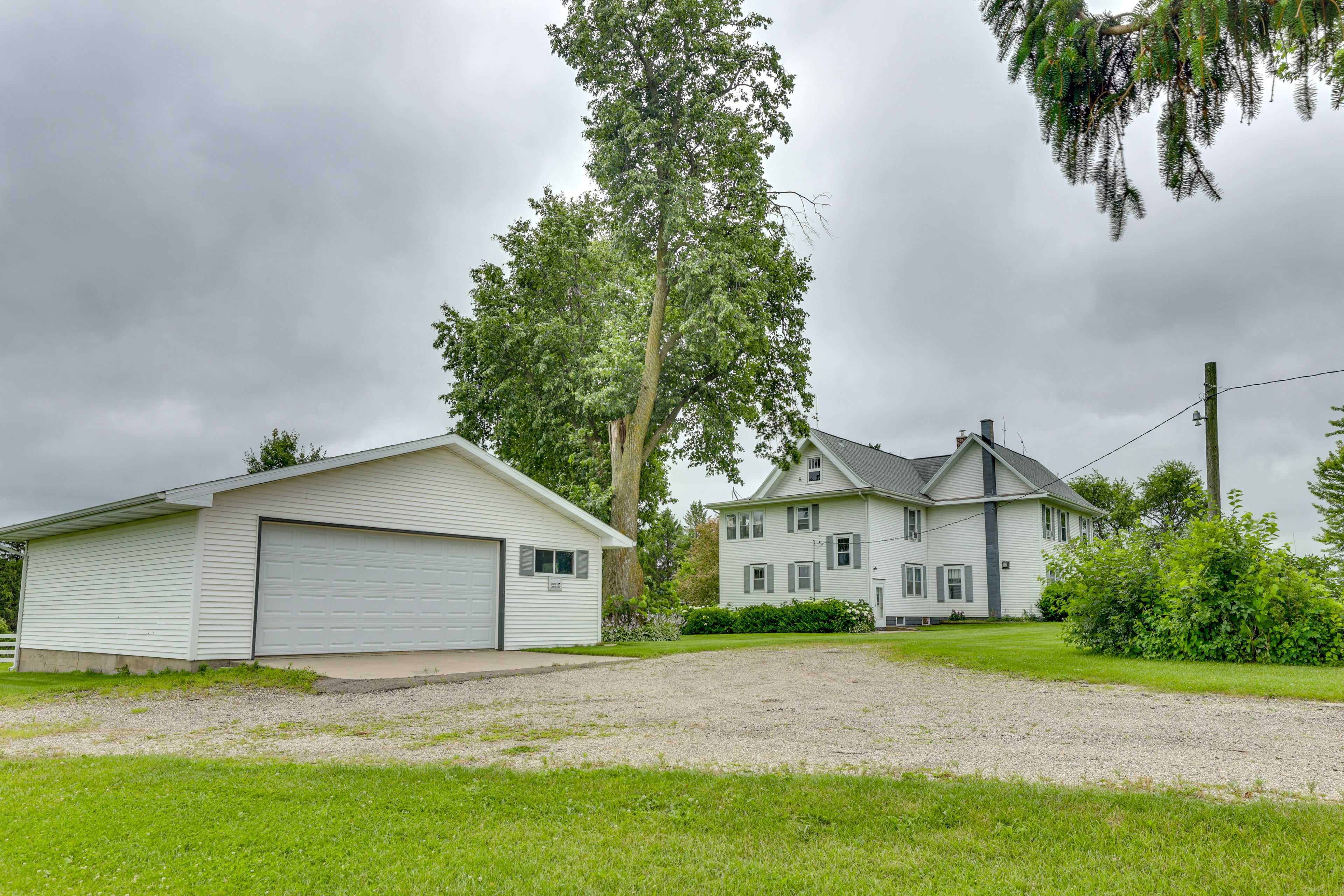 Parking | Driveway (12 Vehicles)