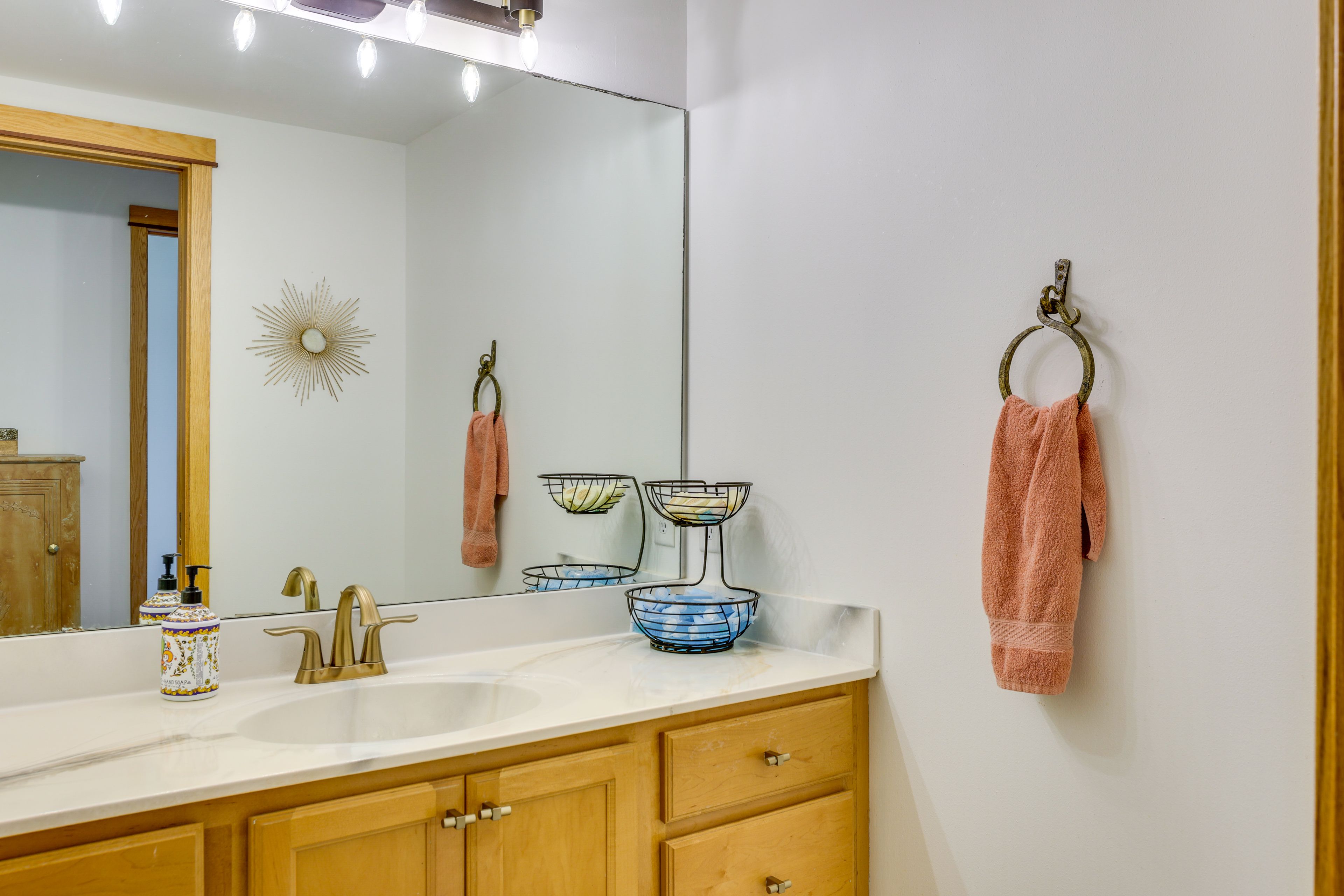 Full Bathroom | Towels Provided