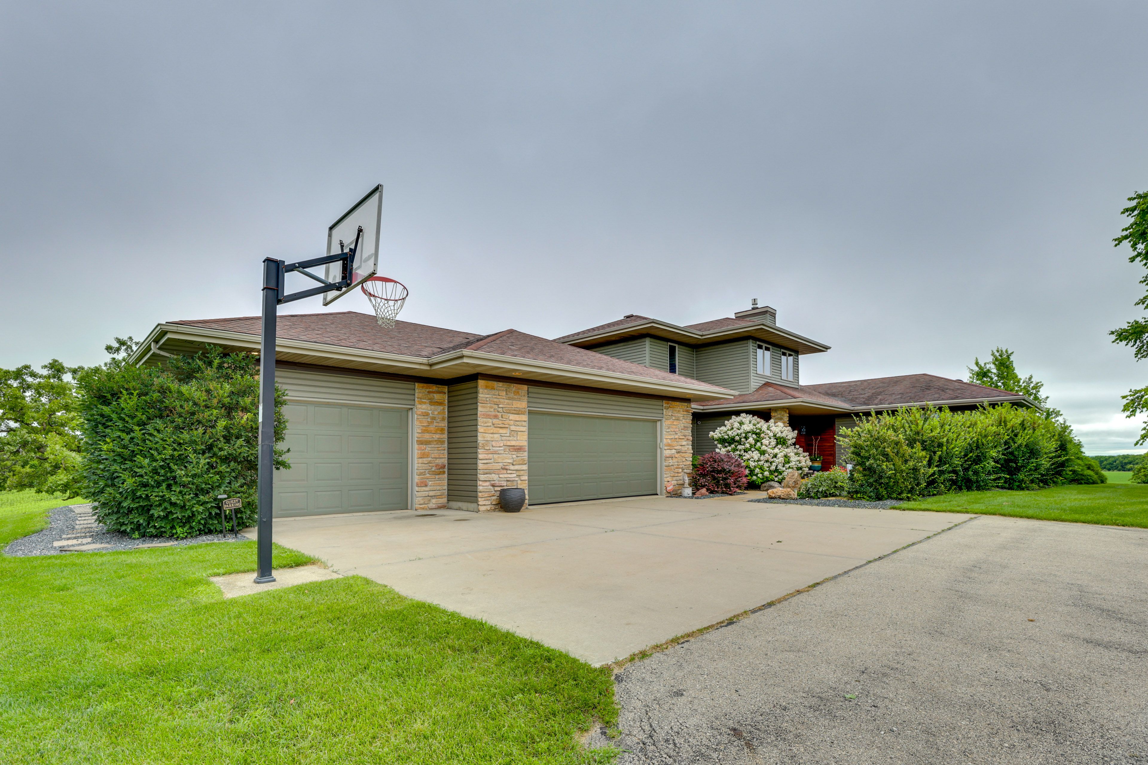 Parking | Driveway (8 Vehicles)