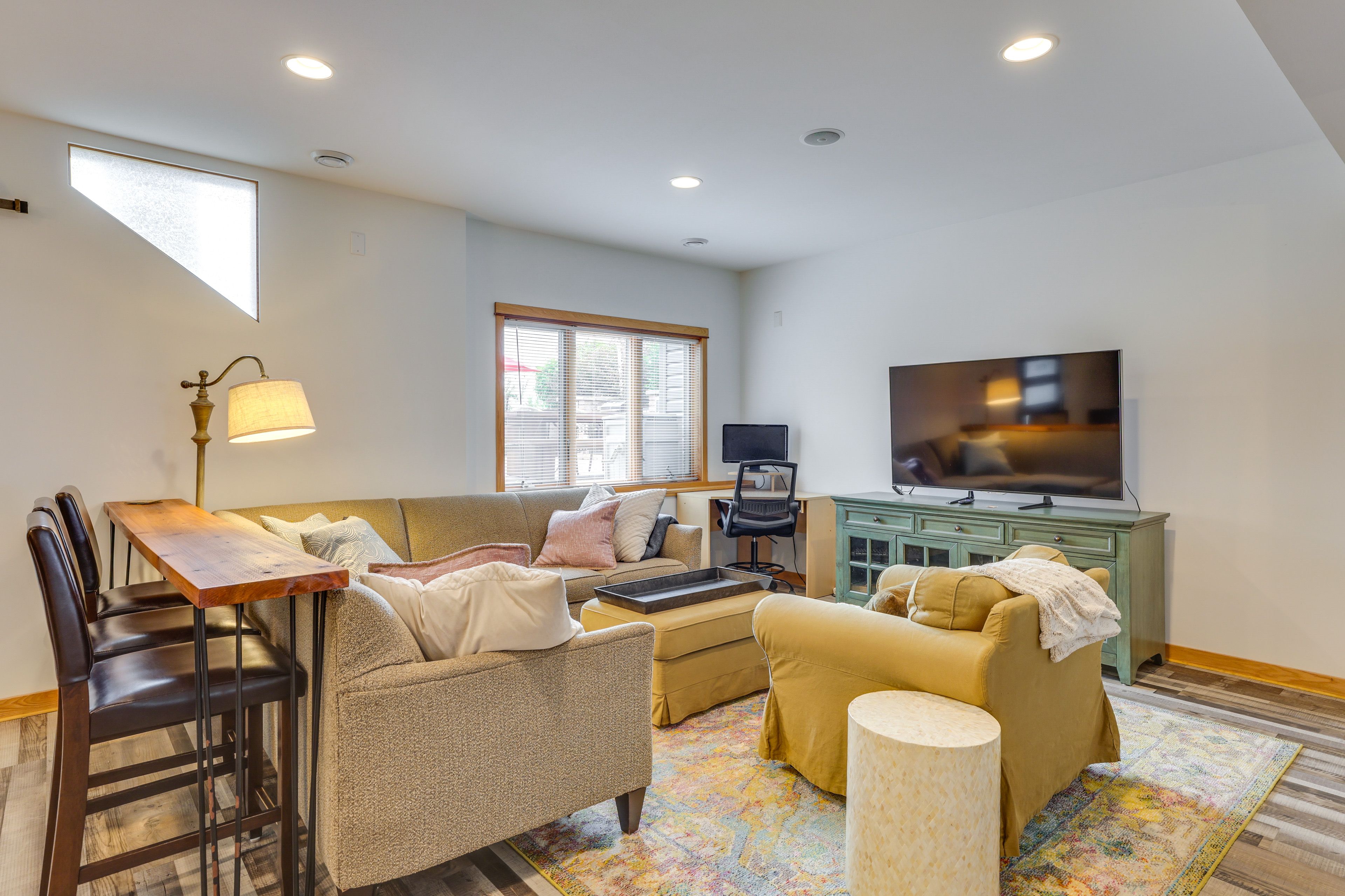 Living Room | Free WiFi | Smart TV