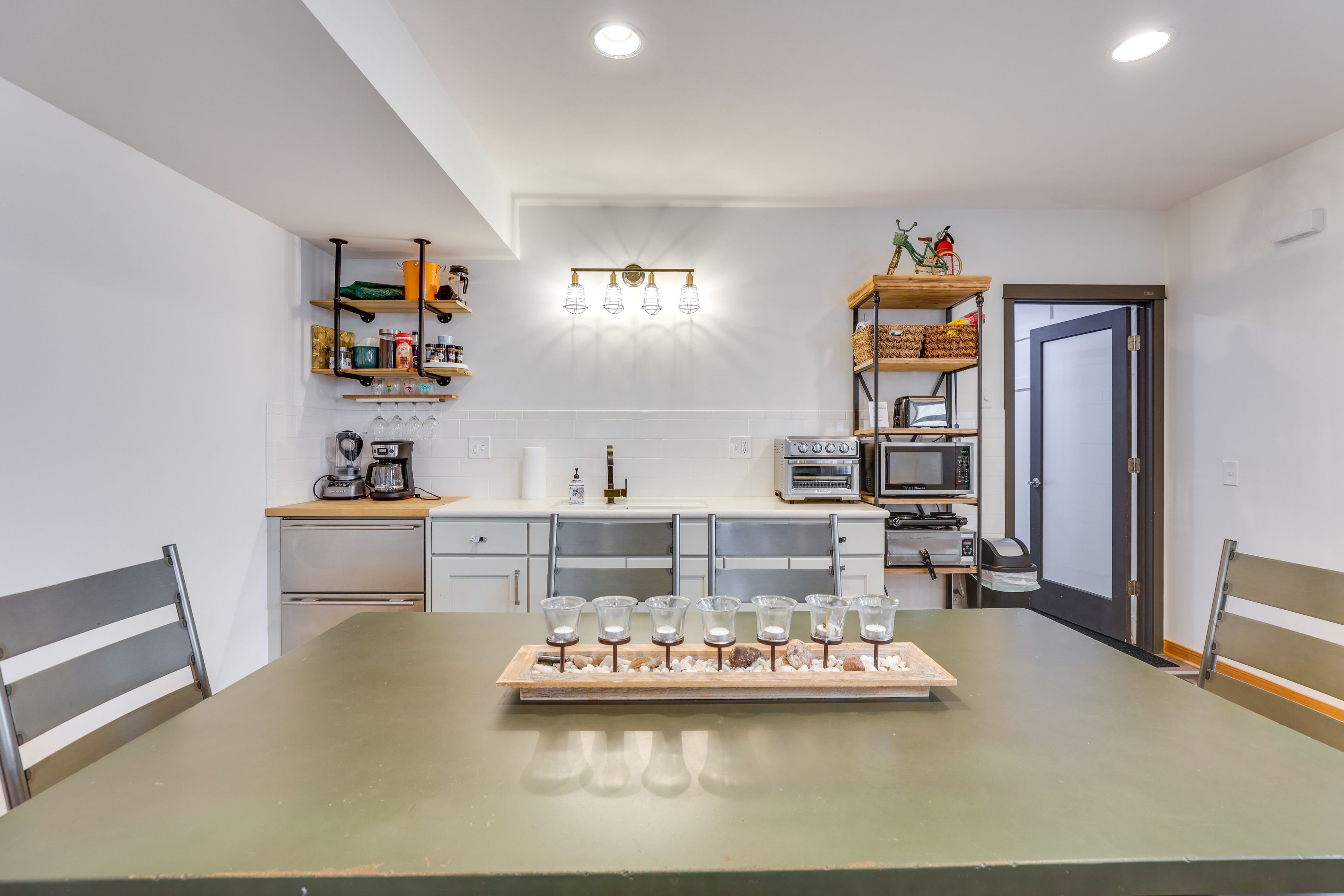 Kitchenette | 2-Burner Hot Plate | Microwave | Toaster Oven