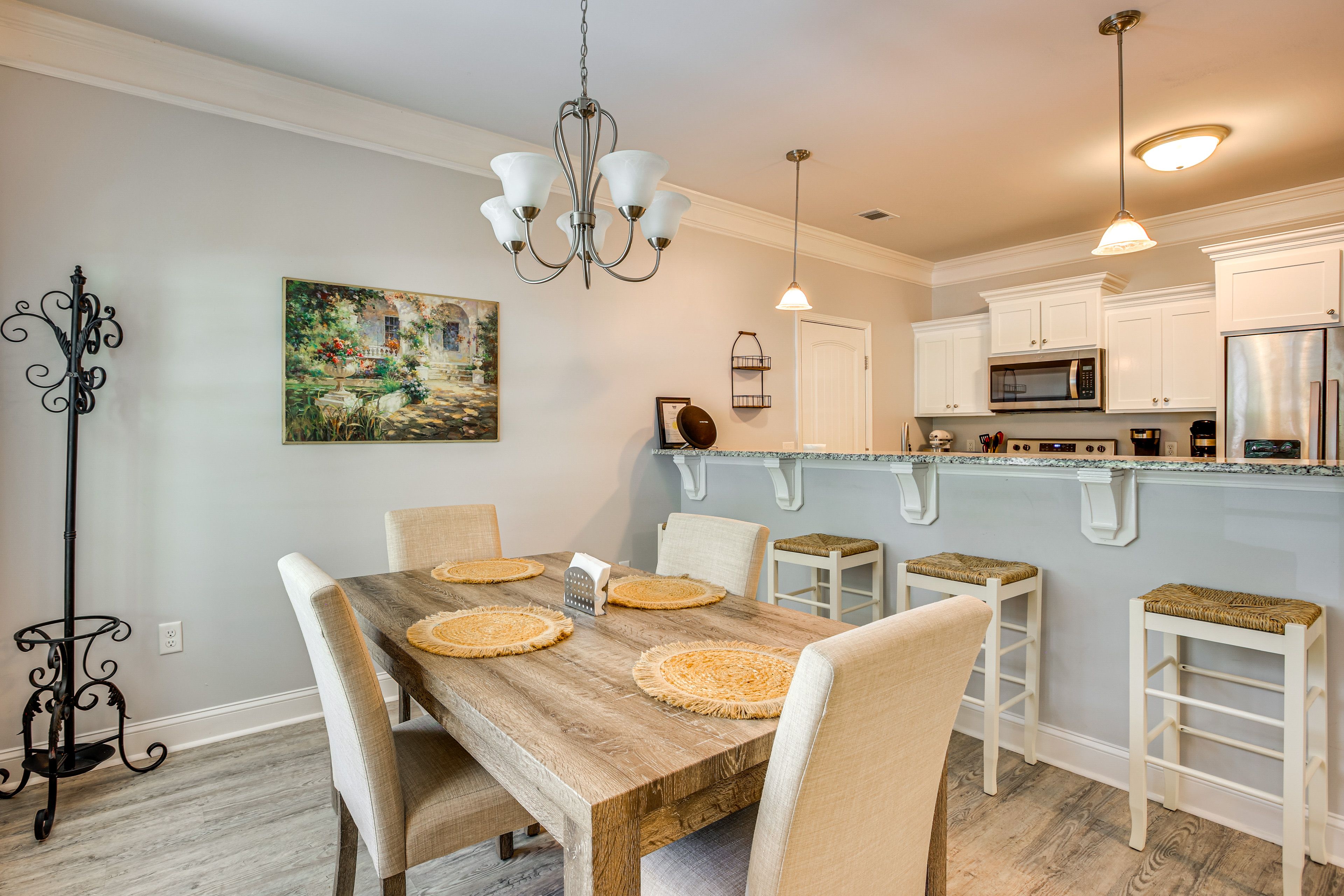 Dining Area | Breakfast Bar
