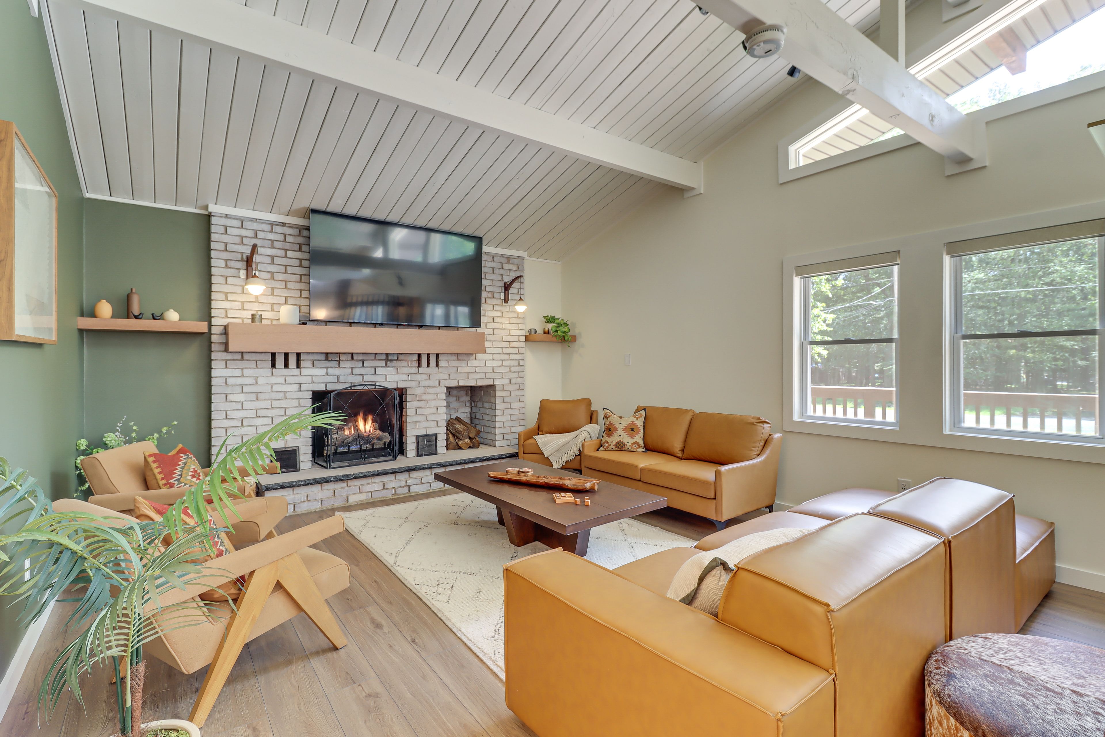 Living Room | Smart TV | Free WiFi | Fireplace