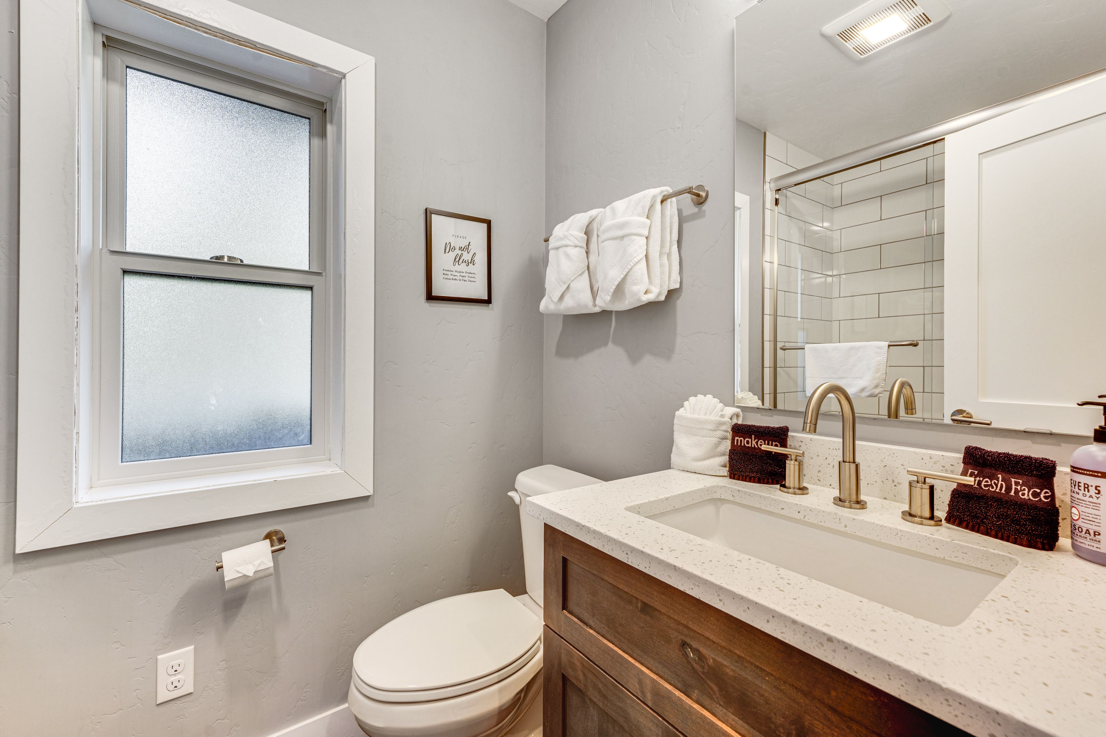 Full Bathroom | 1st Floor | Towels Provided