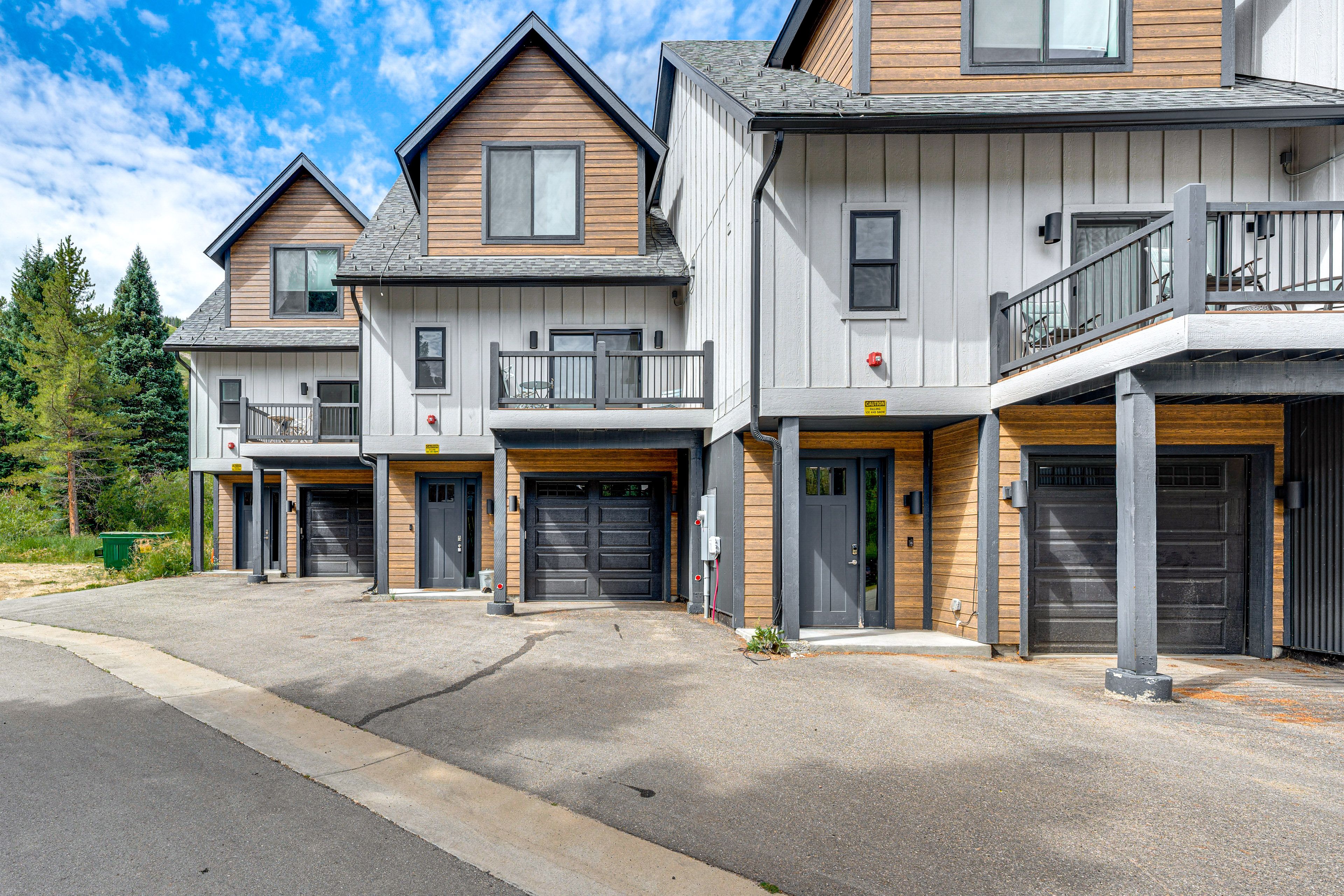 Parking | Driveway (2 Vehicles) | No Garage Parking