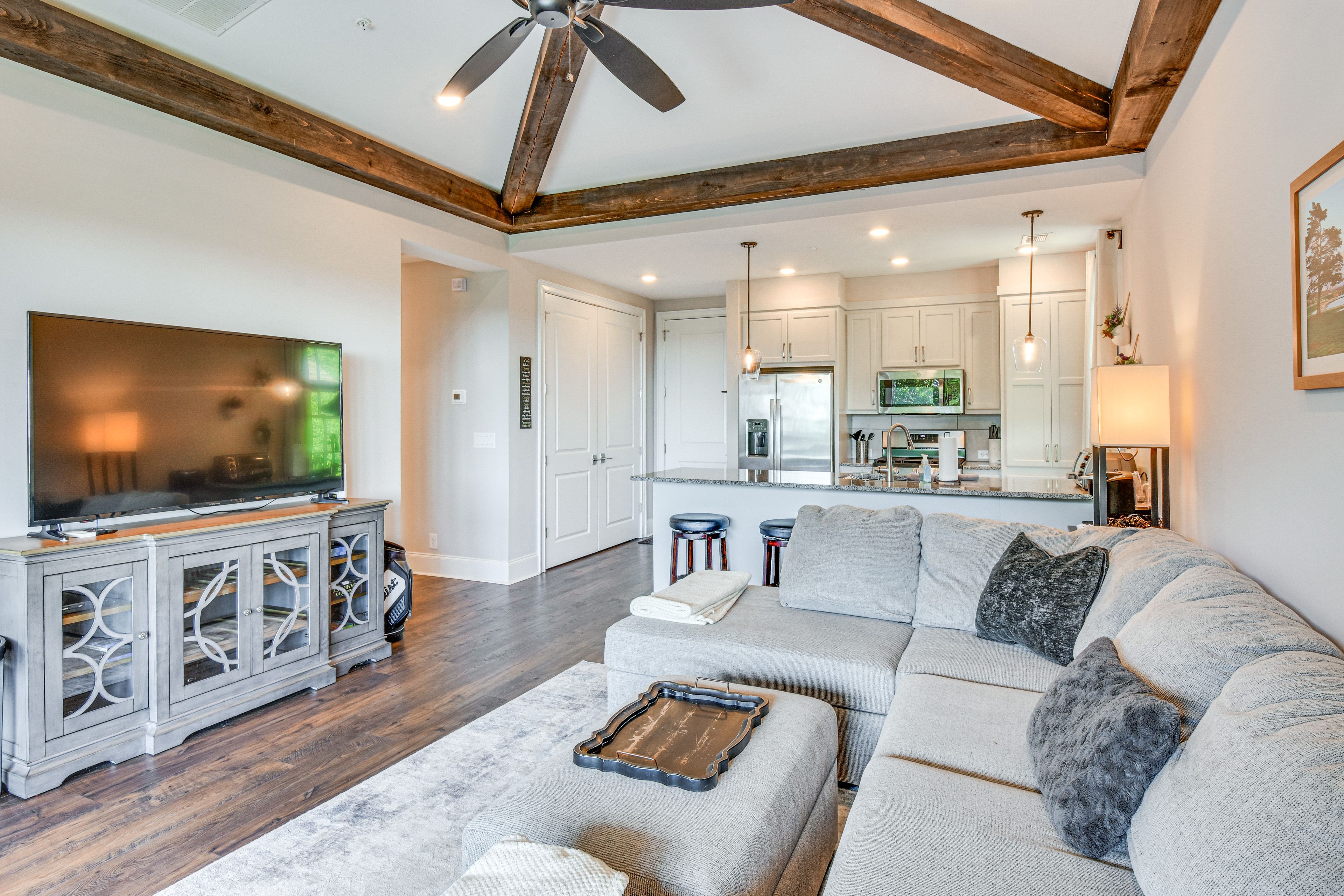 Living Room | Smart TV | Free WiFi | Central Air Conditioning