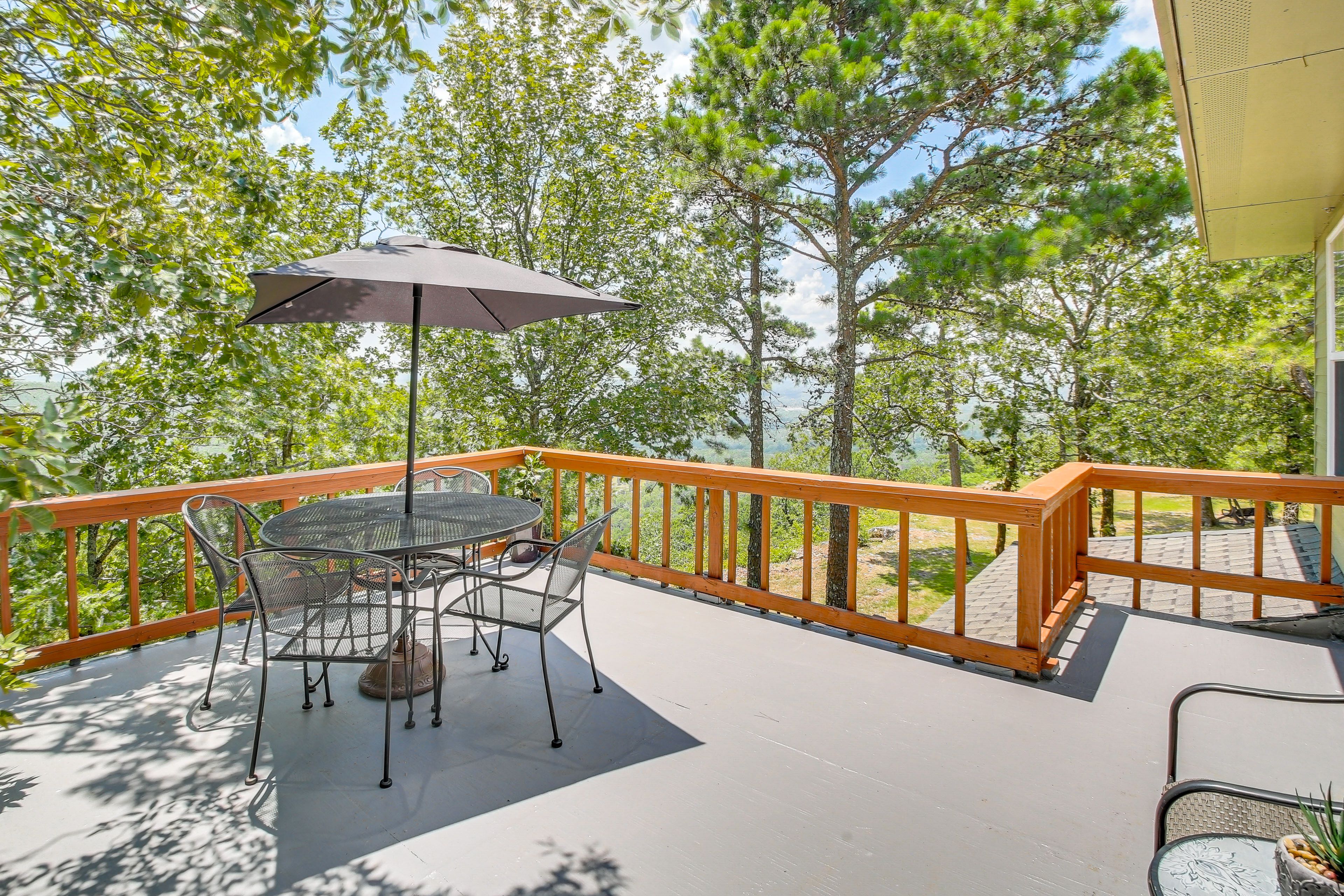 Upper Deck | Dining Area