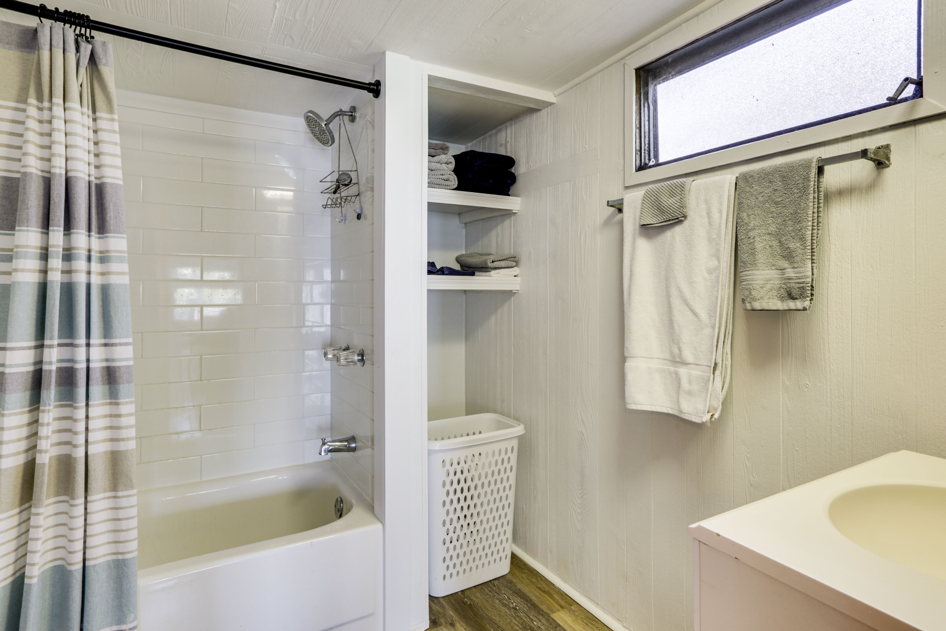Full Bathroom | Towels Provided