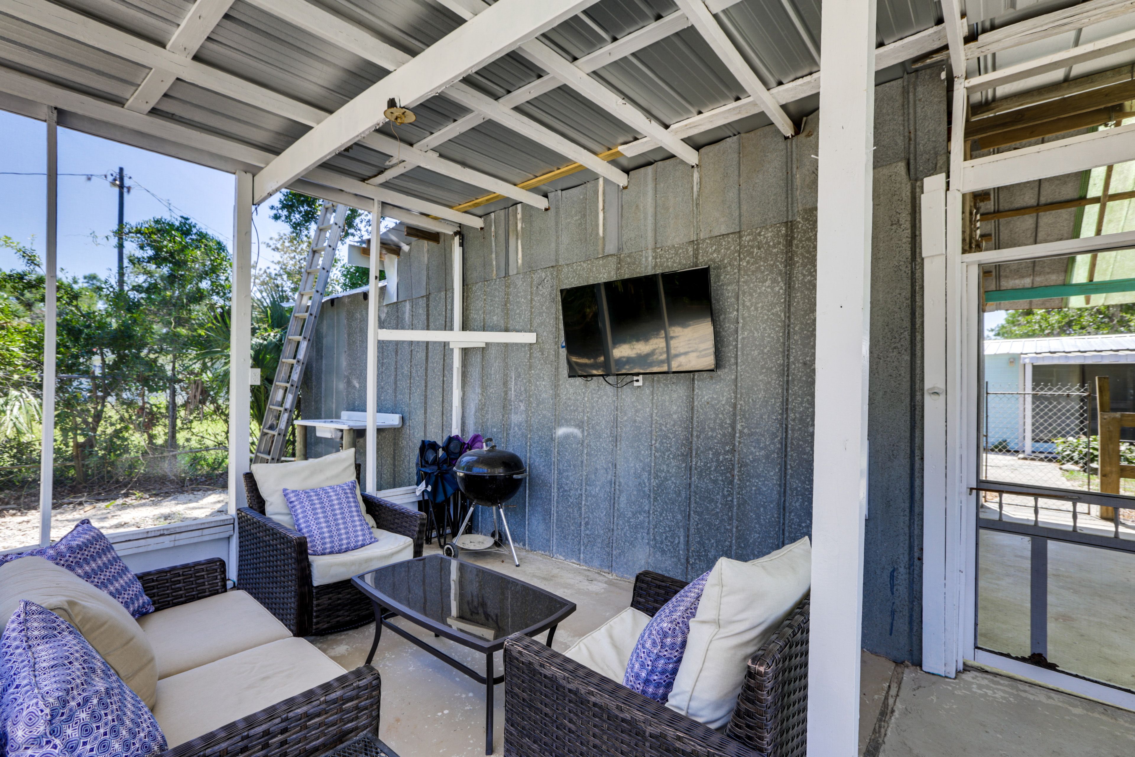 Screened-In Porch | Charcoal Grill | Smart TV | Seating