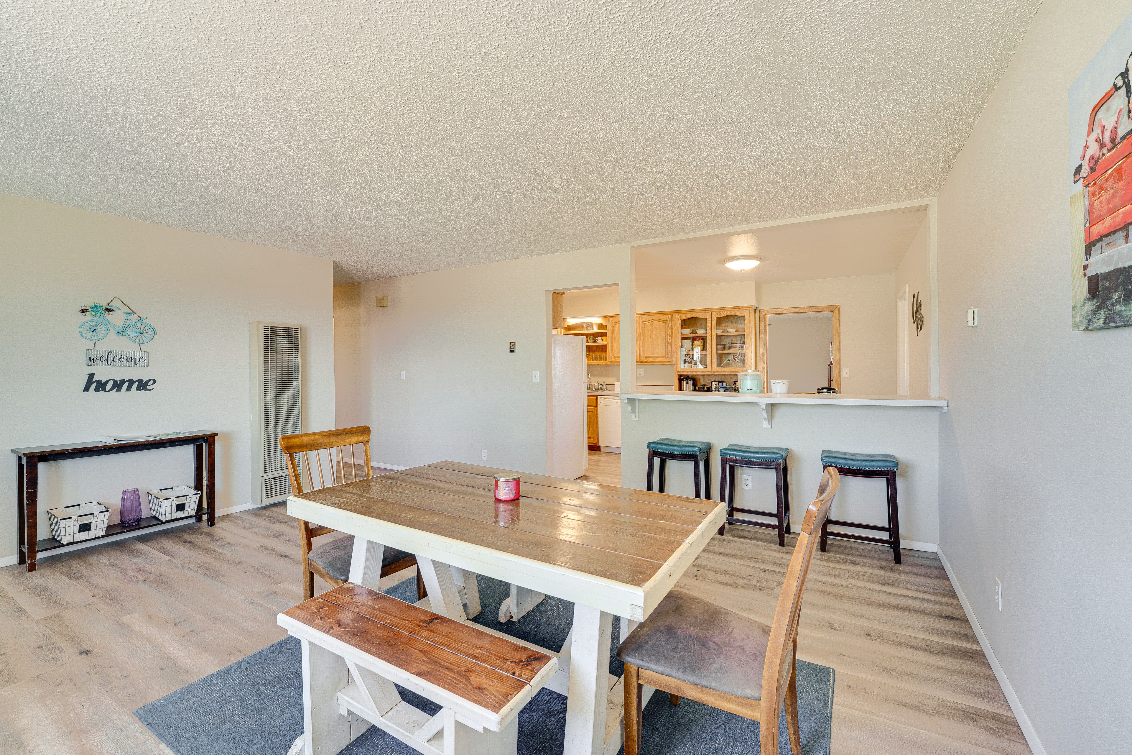 Dining Area | Dishware/Flatware Provided