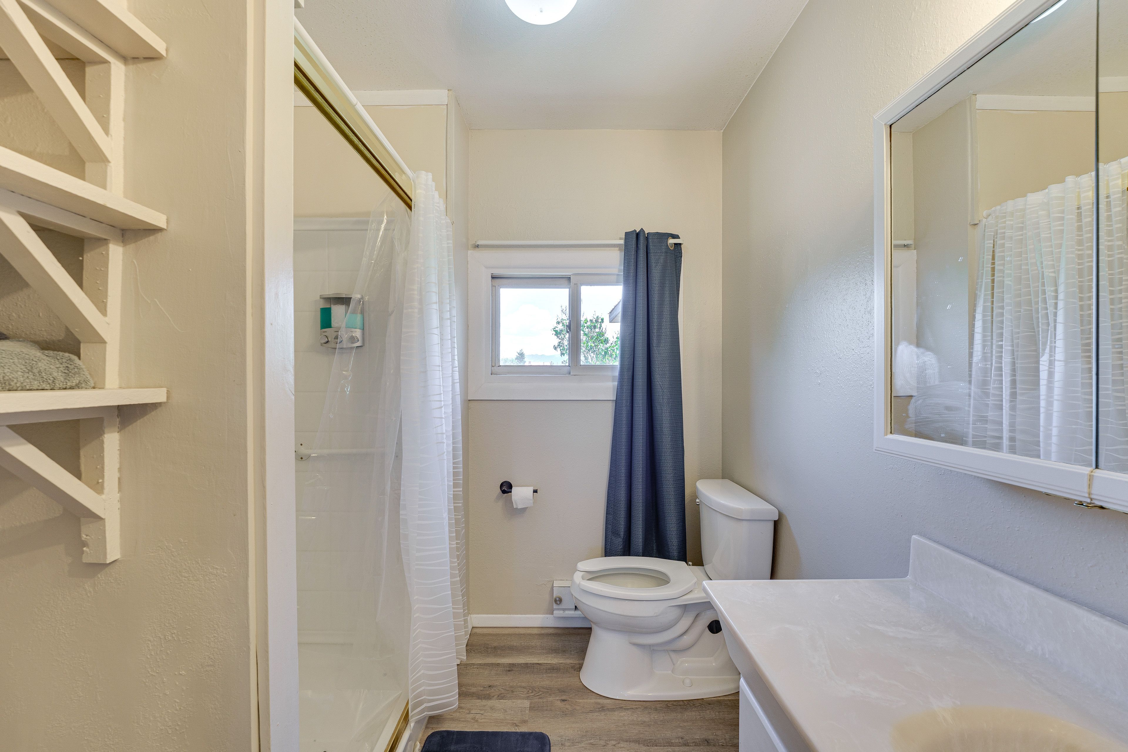 Full Bathroom | Towels Provided