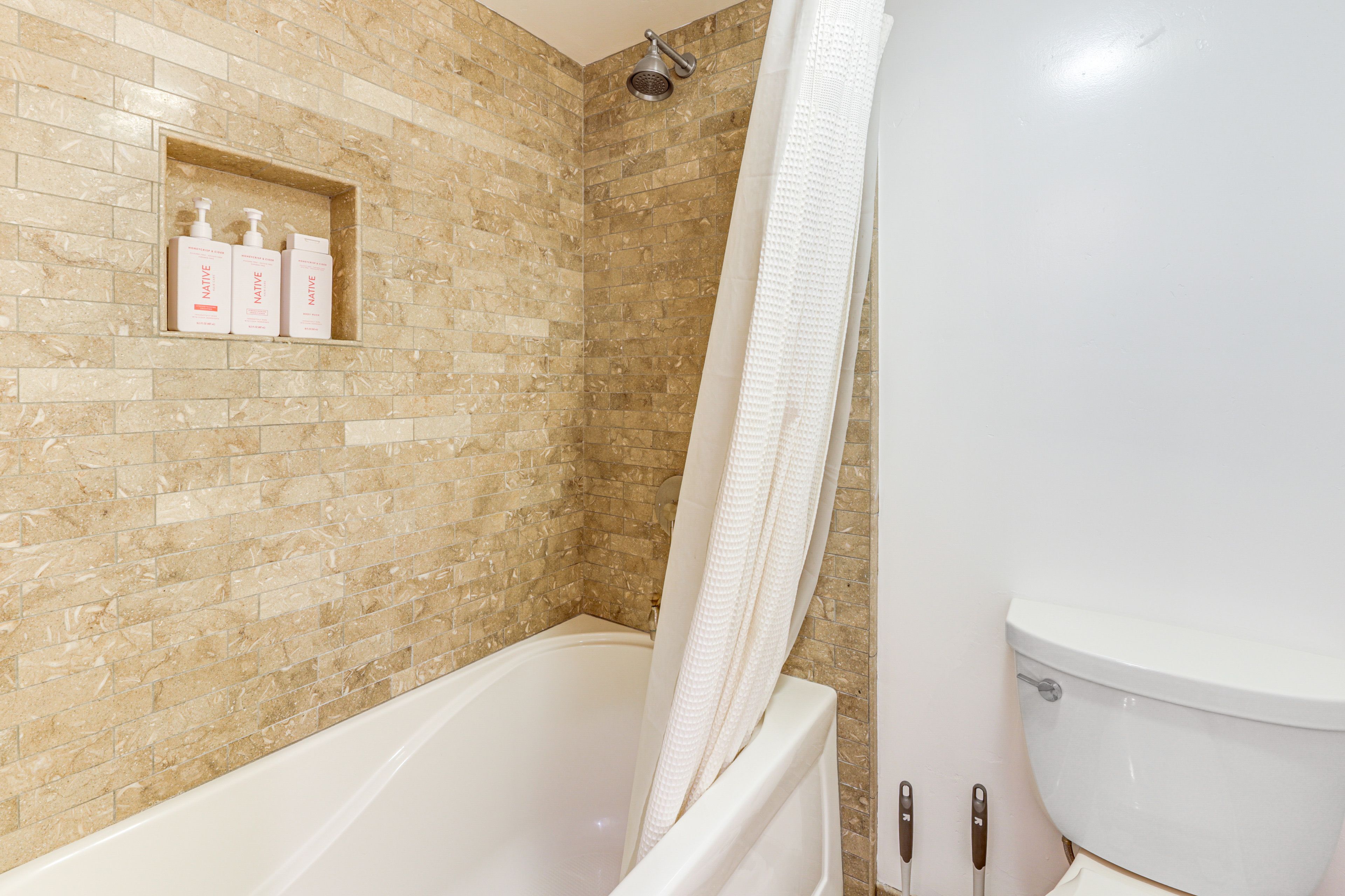 Full Bathroom | 1st Floor | Complimentary Toiletries | Hair Dryer