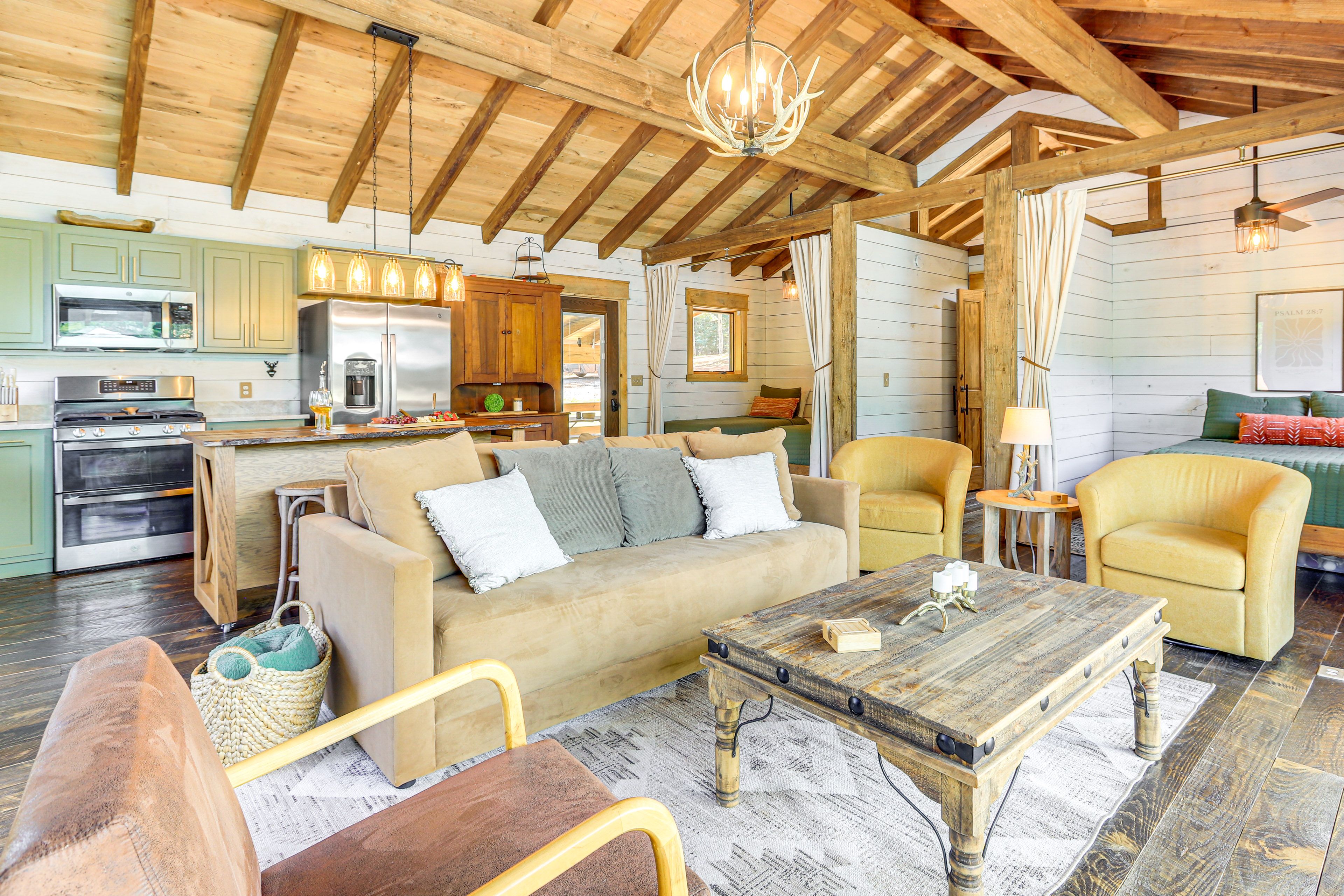 Living Room | Free WiFi | Mini-Split Heating & A/C | Smart TV