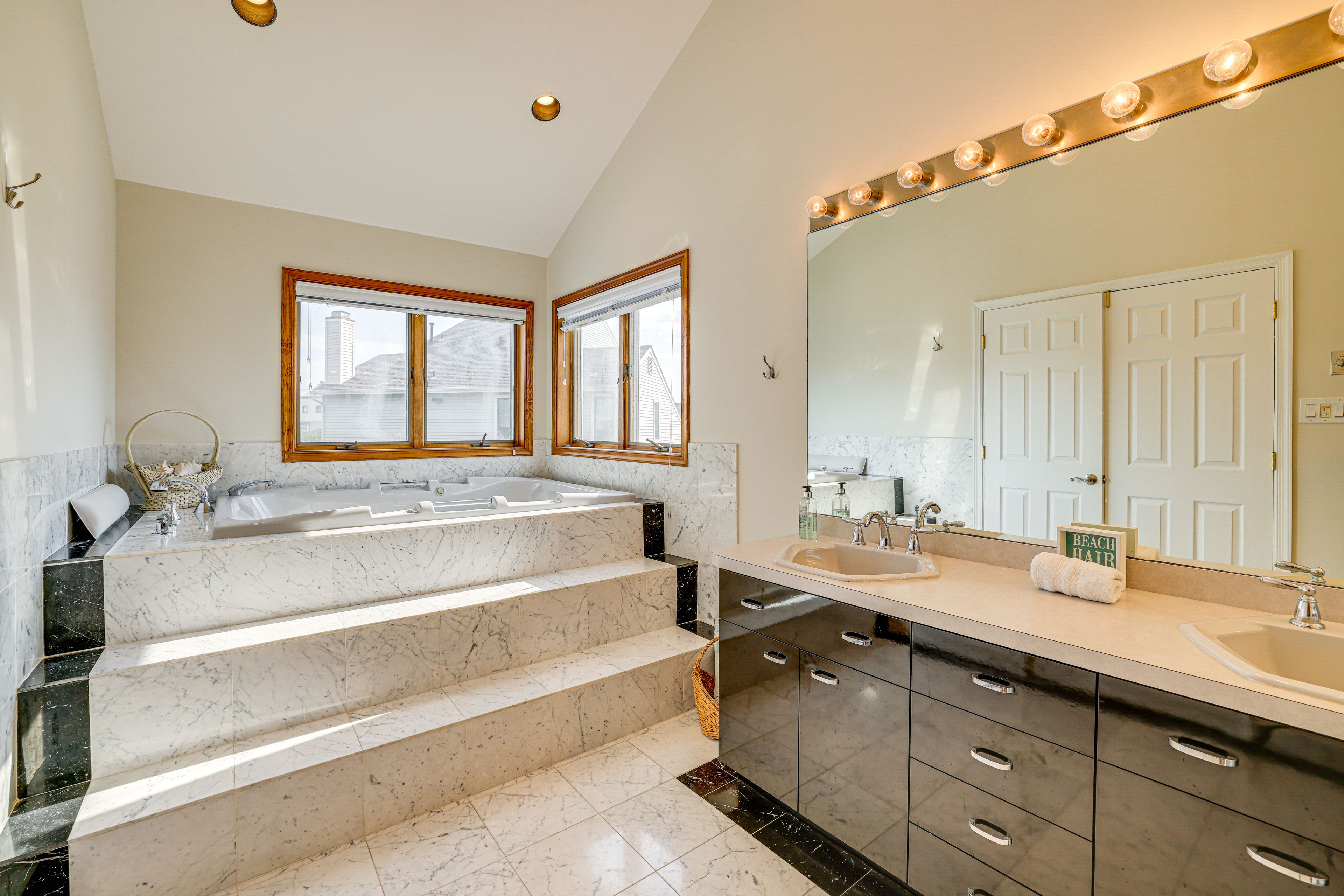 En-Suite Bathroom | 2nd Floor | Jetted Tub
