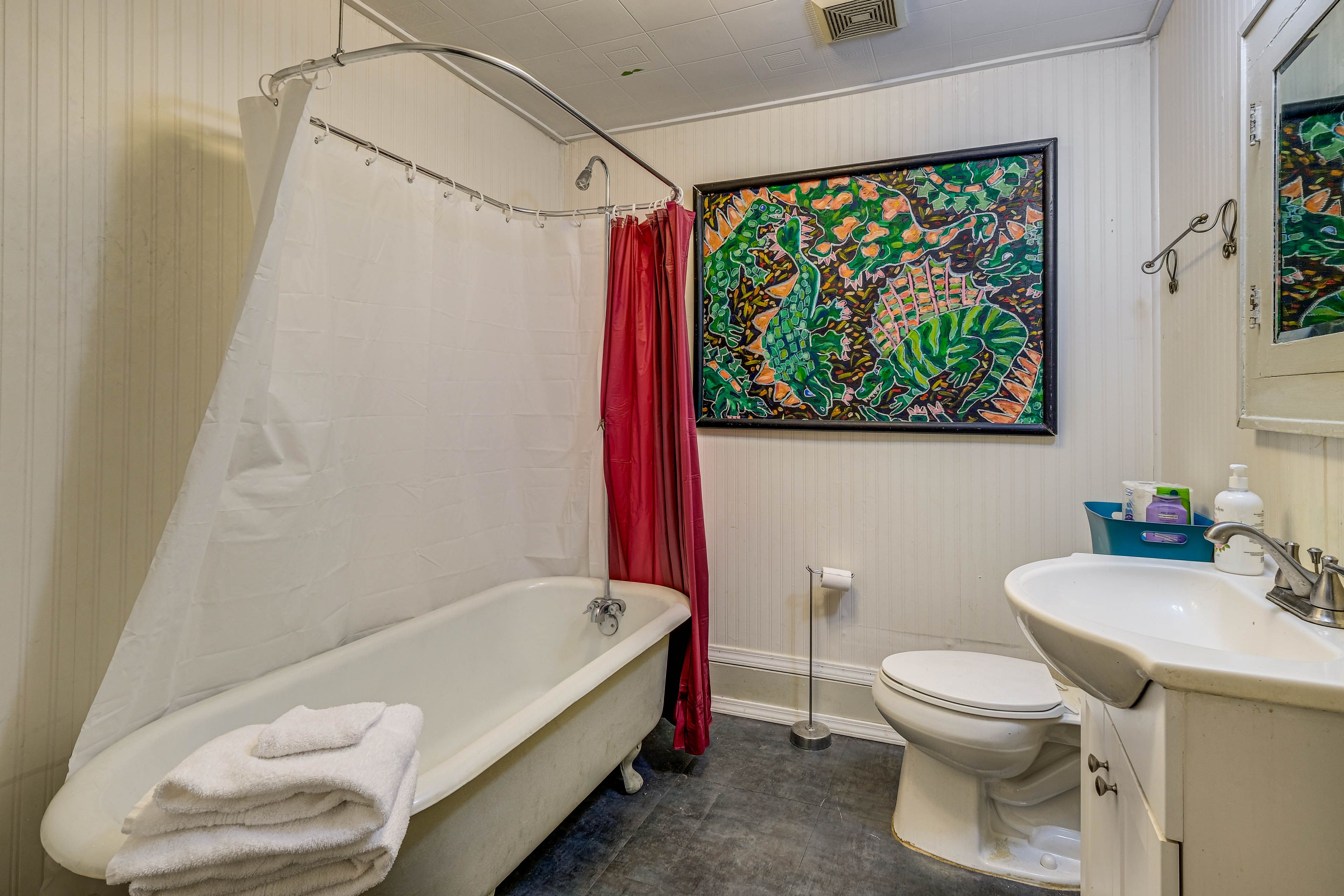 Full Bathroom | Towels & Linens Provided