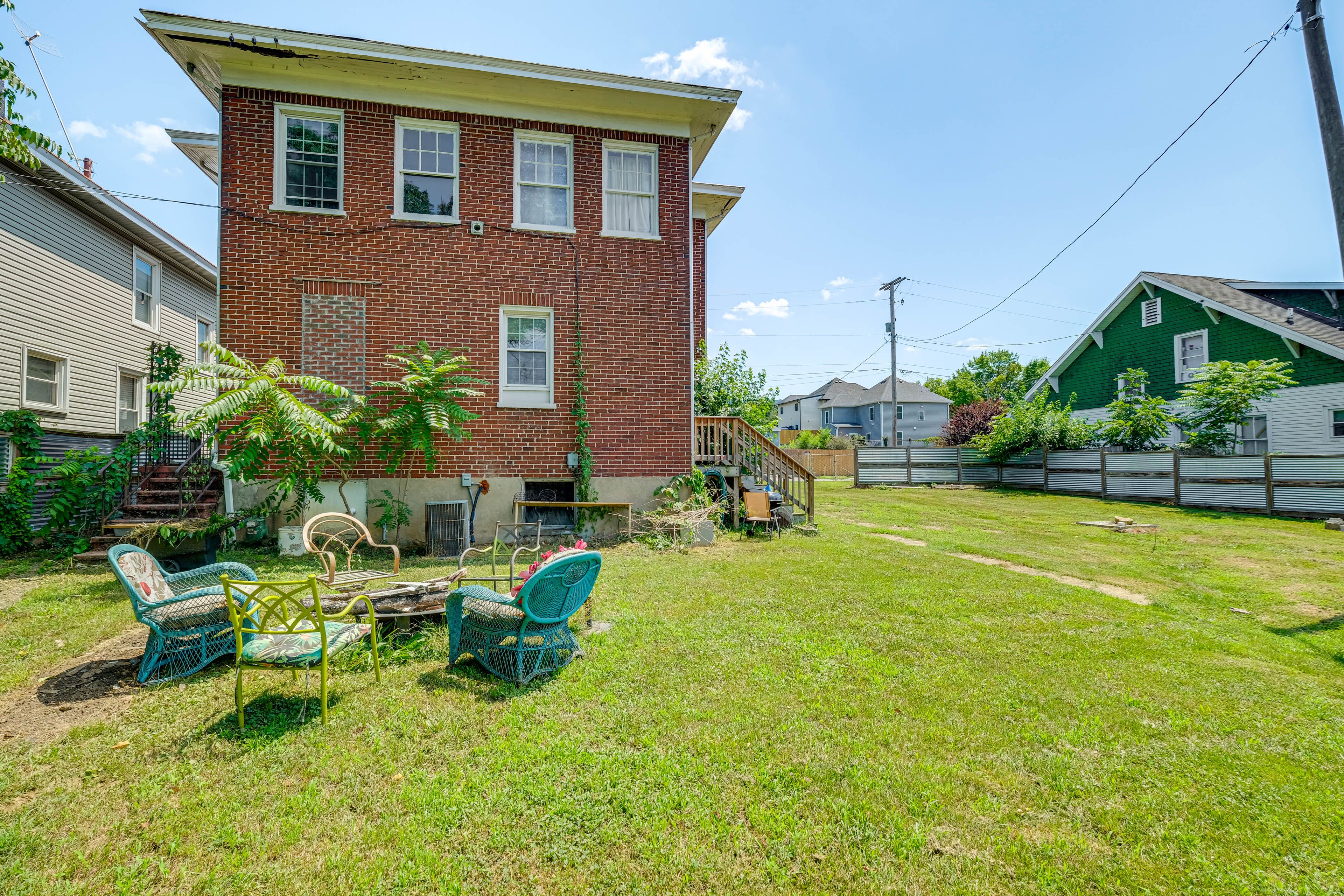 Shared Yard | Fire Pit | Charcoal Grill
