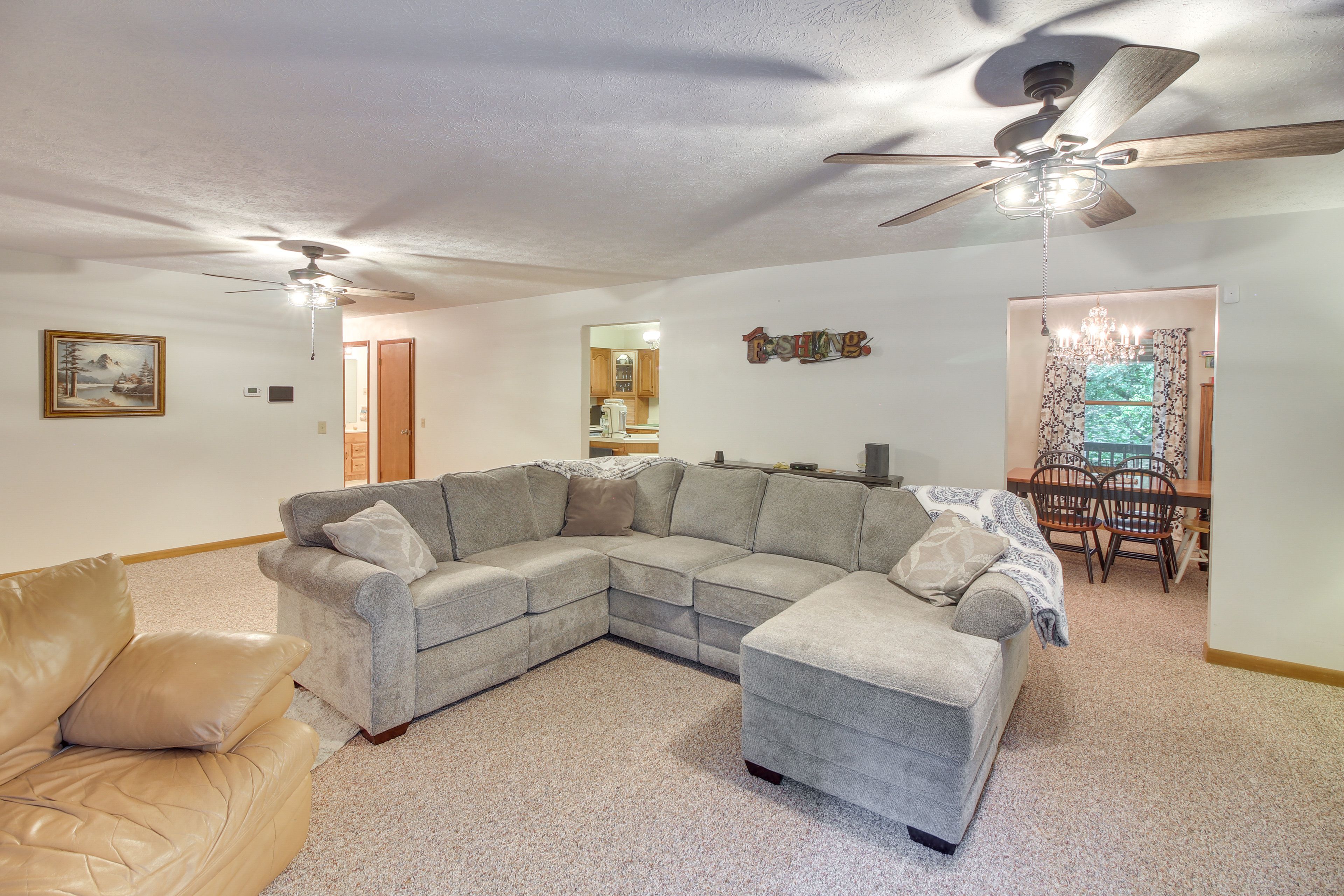 Living Room | Main Level | Smart TV | Free WiFi | Fireplace