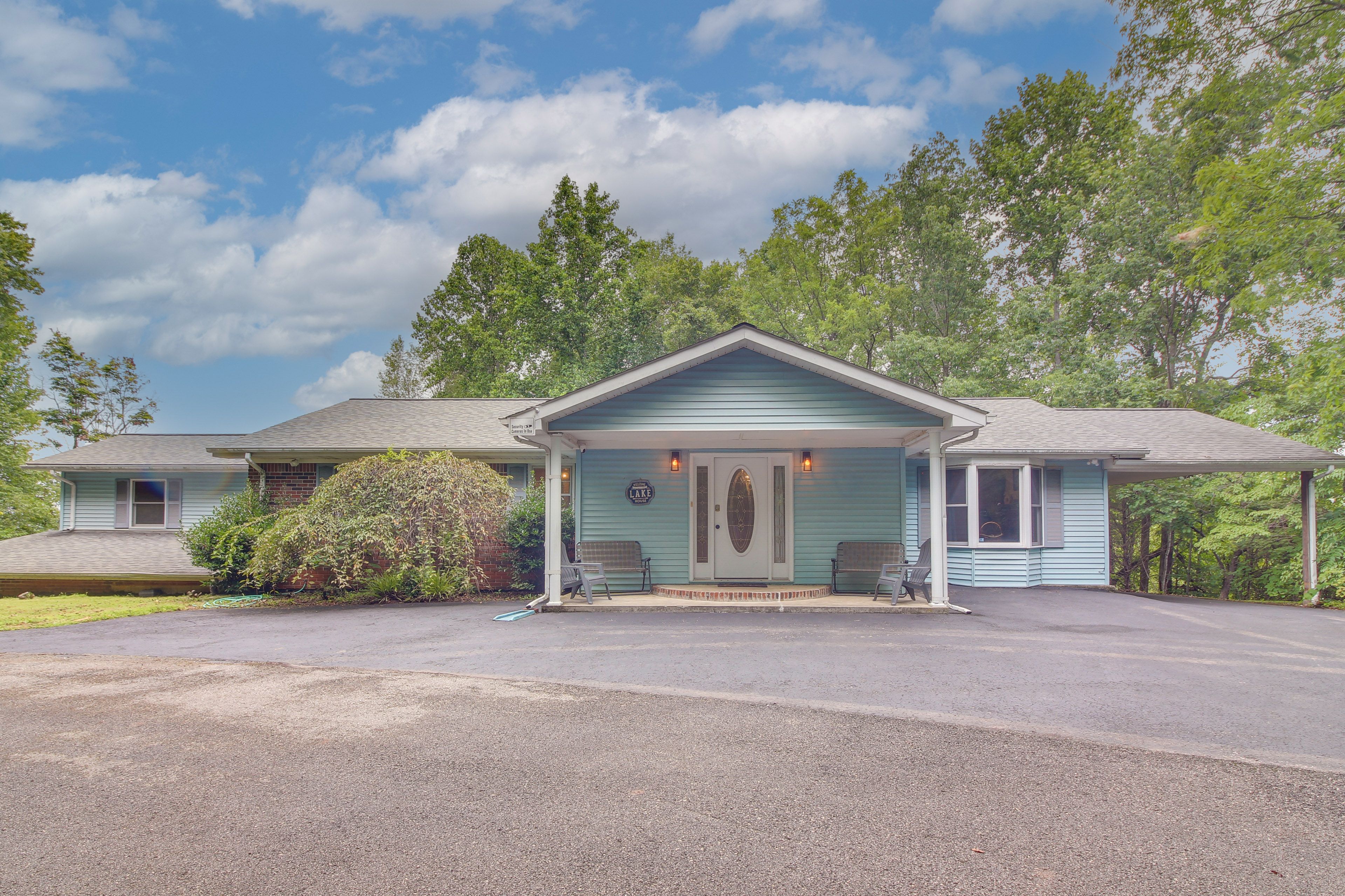 Parking | Garage (1 Vehicle) | Carport (1 Vehicle) | Driveway (5 Vehicles)