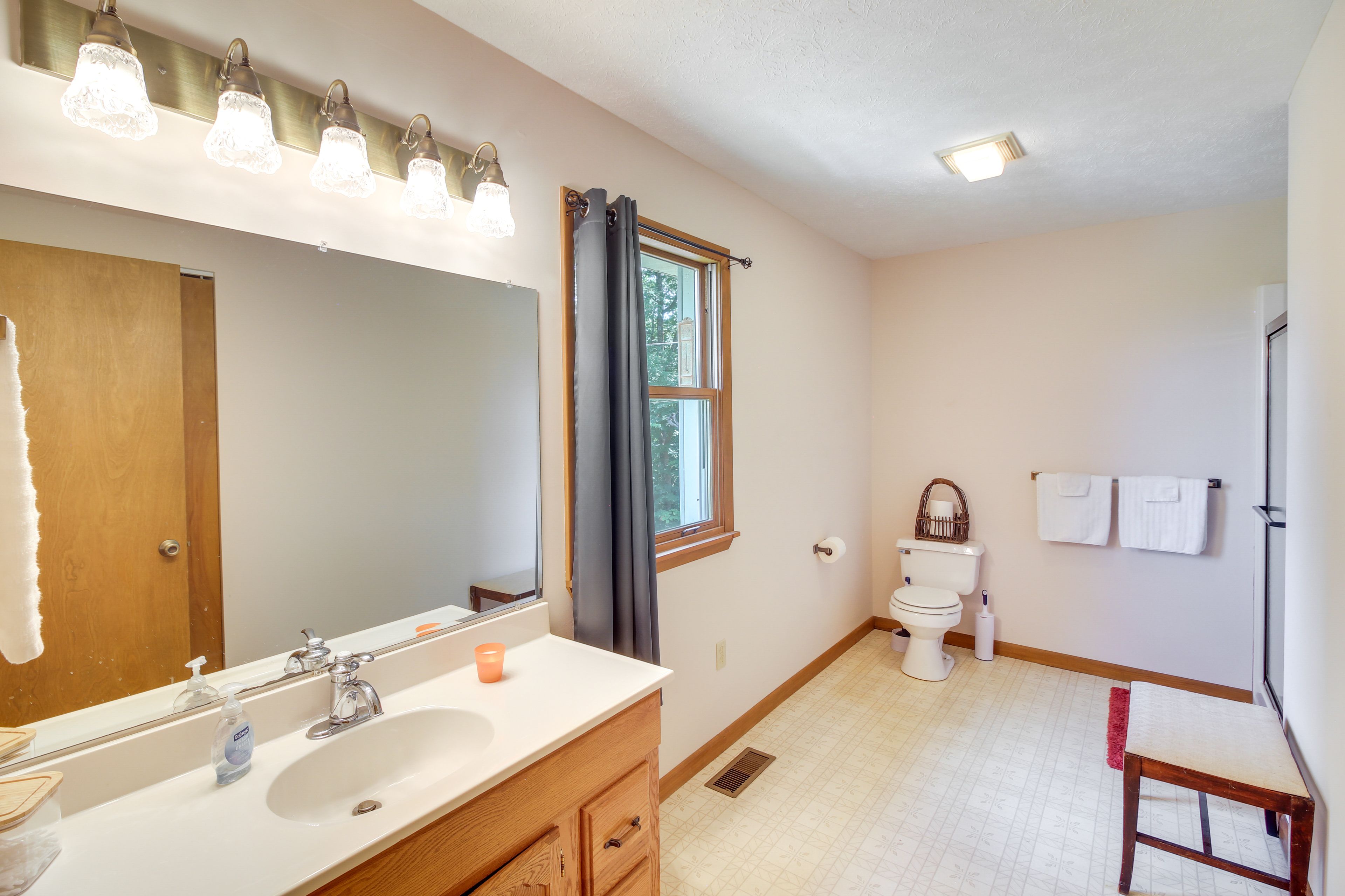 En-Suite Bathroom | Main Level | Towels Provided