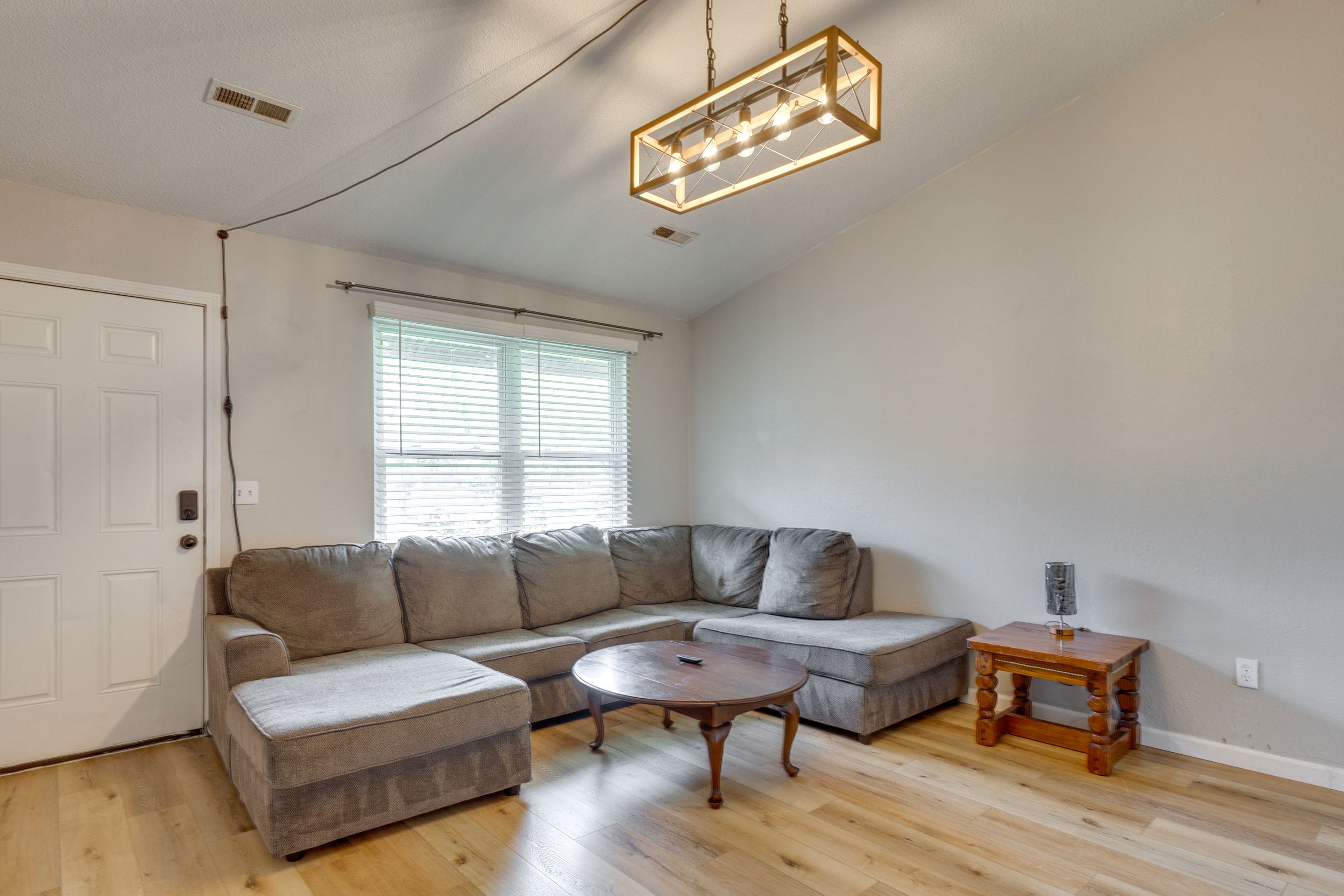 Living Room | Smart TV | Free WiFi | Central A/C & Heating