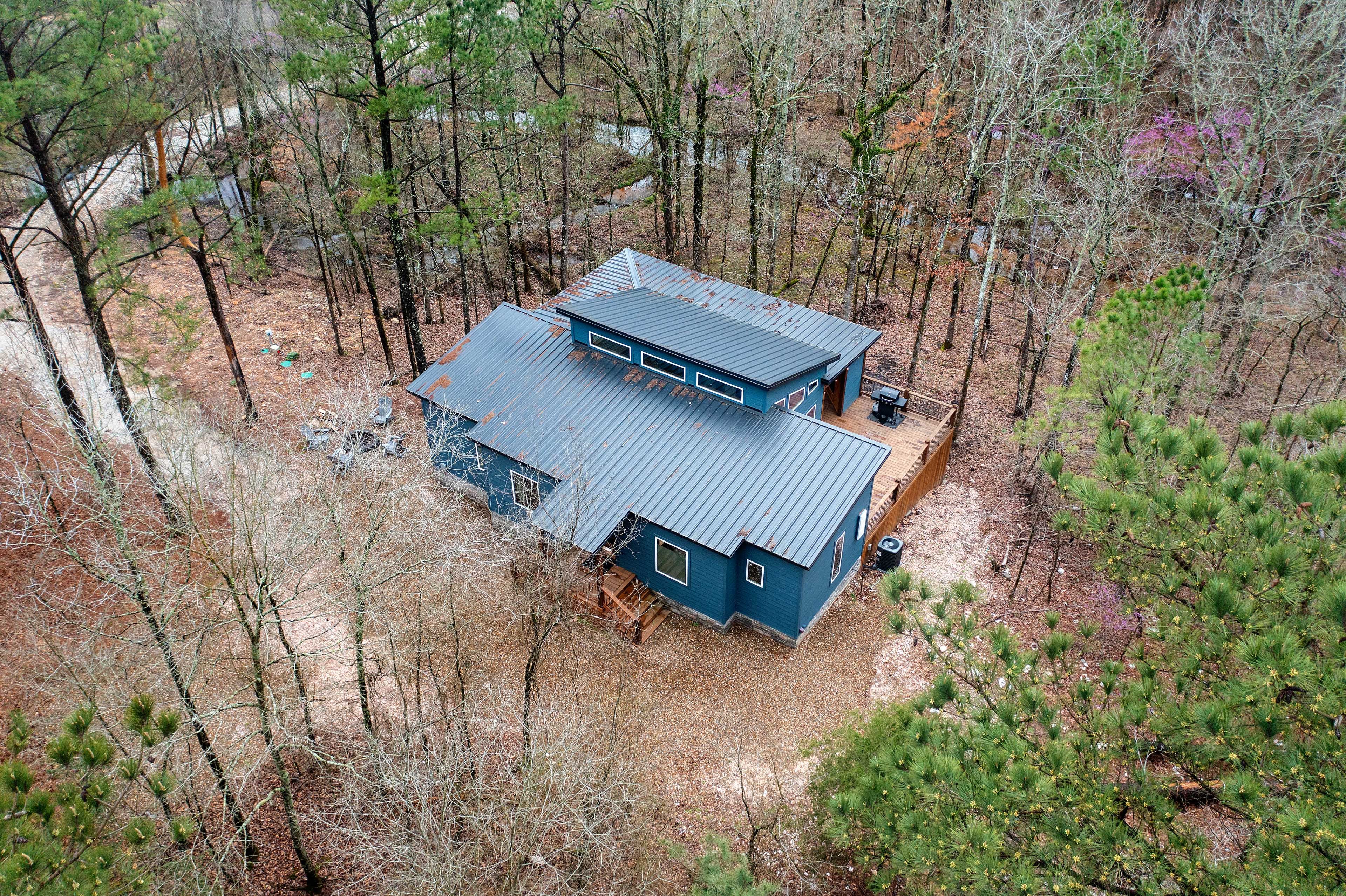Broken Bow Vacation Rental | 2BR | 2BA | 1,204 Sq Ft | 6 Steps Required