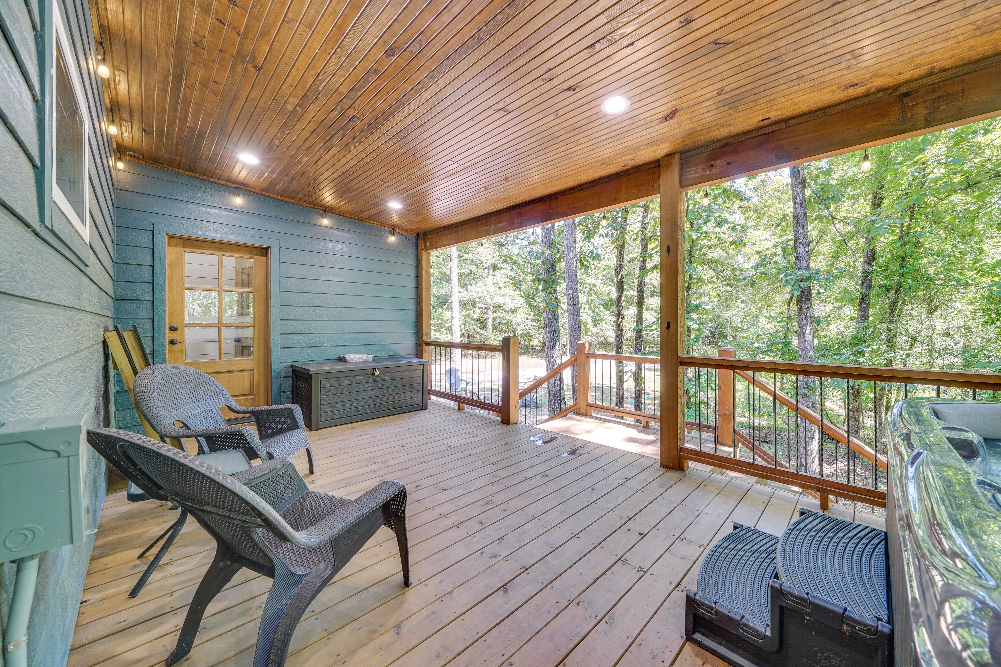 Deck | Dining Table | Smart TV | Gas Grill
