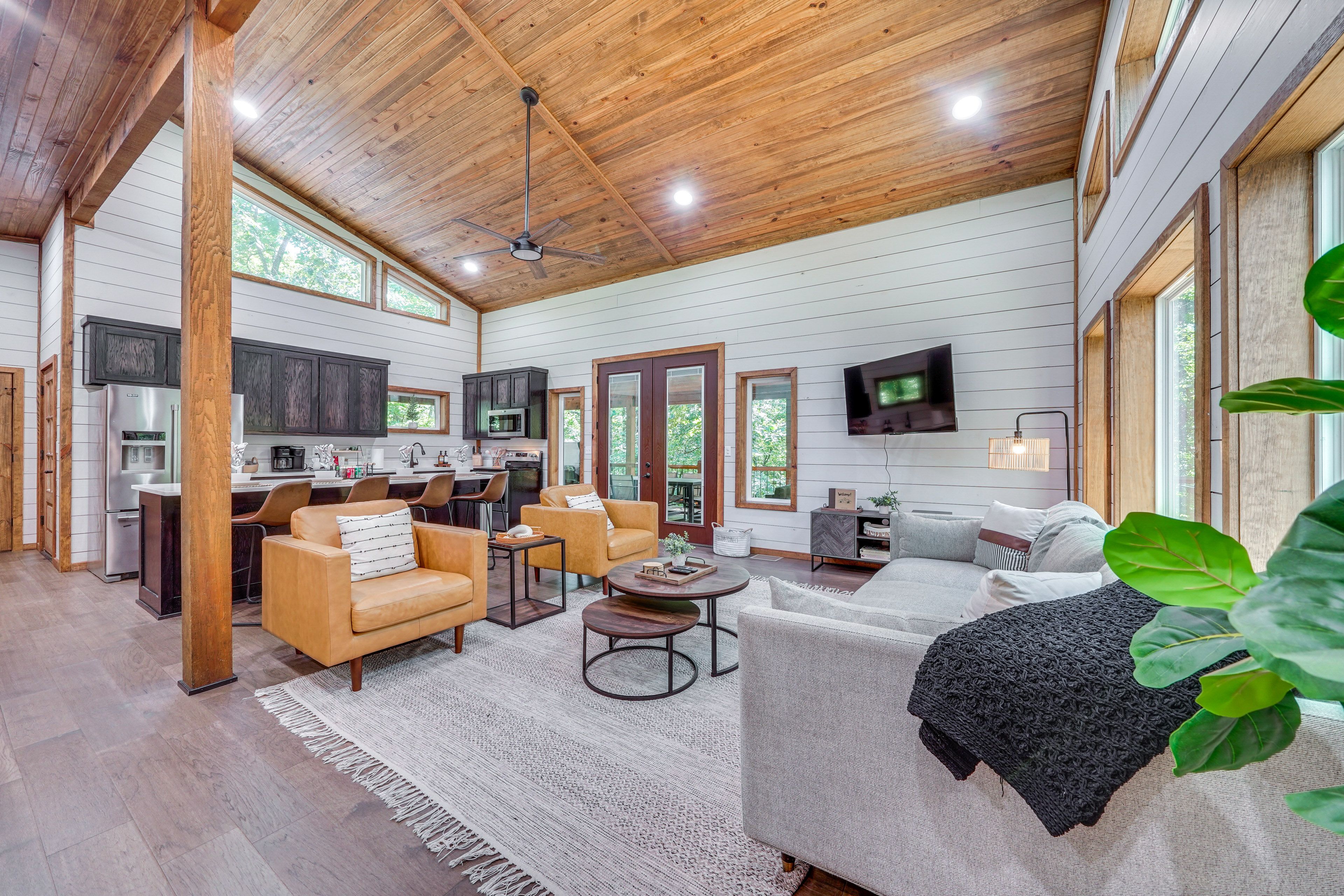 Living Room | Smart TV | Board Games