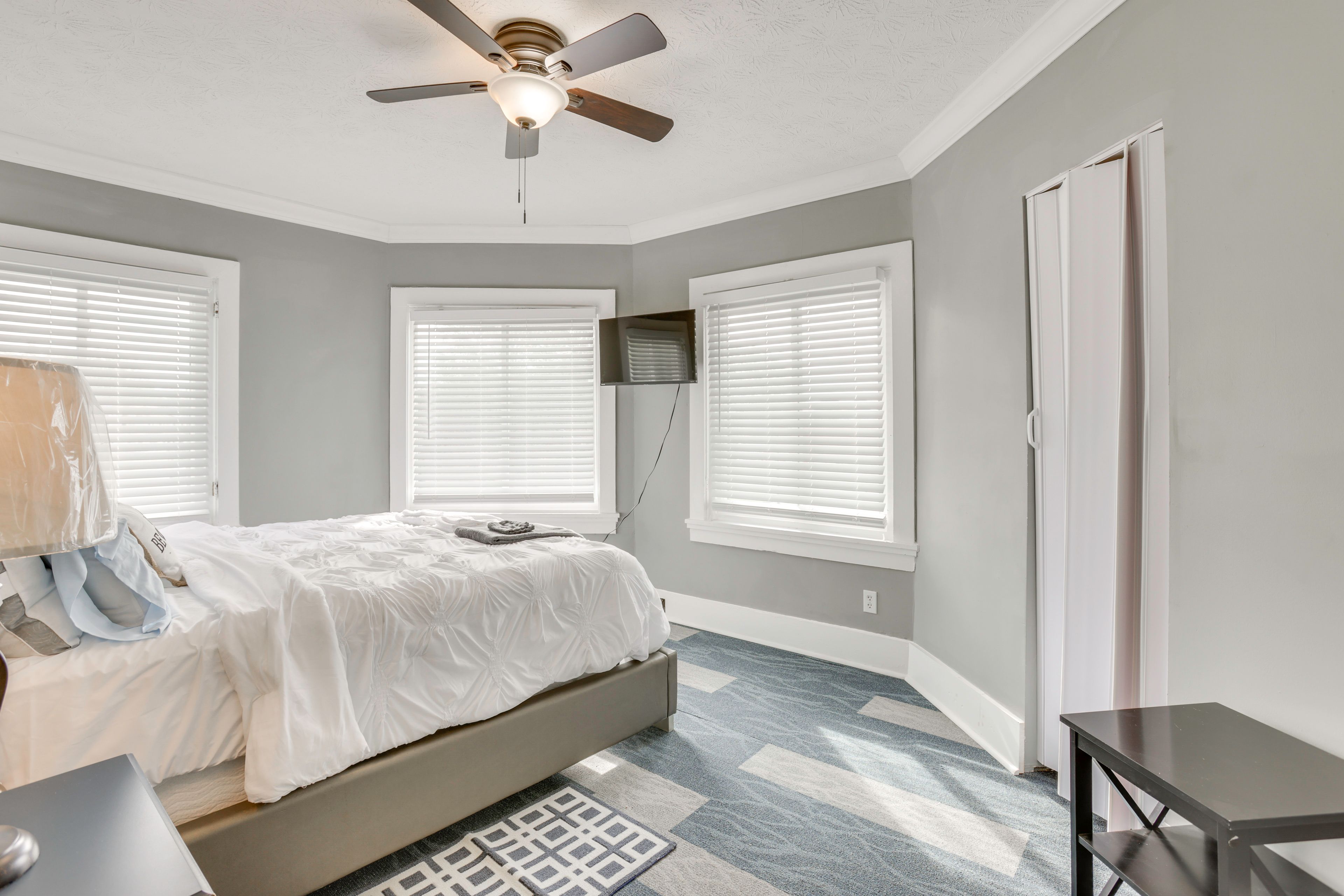 Bedroom 1 | Queen Bed