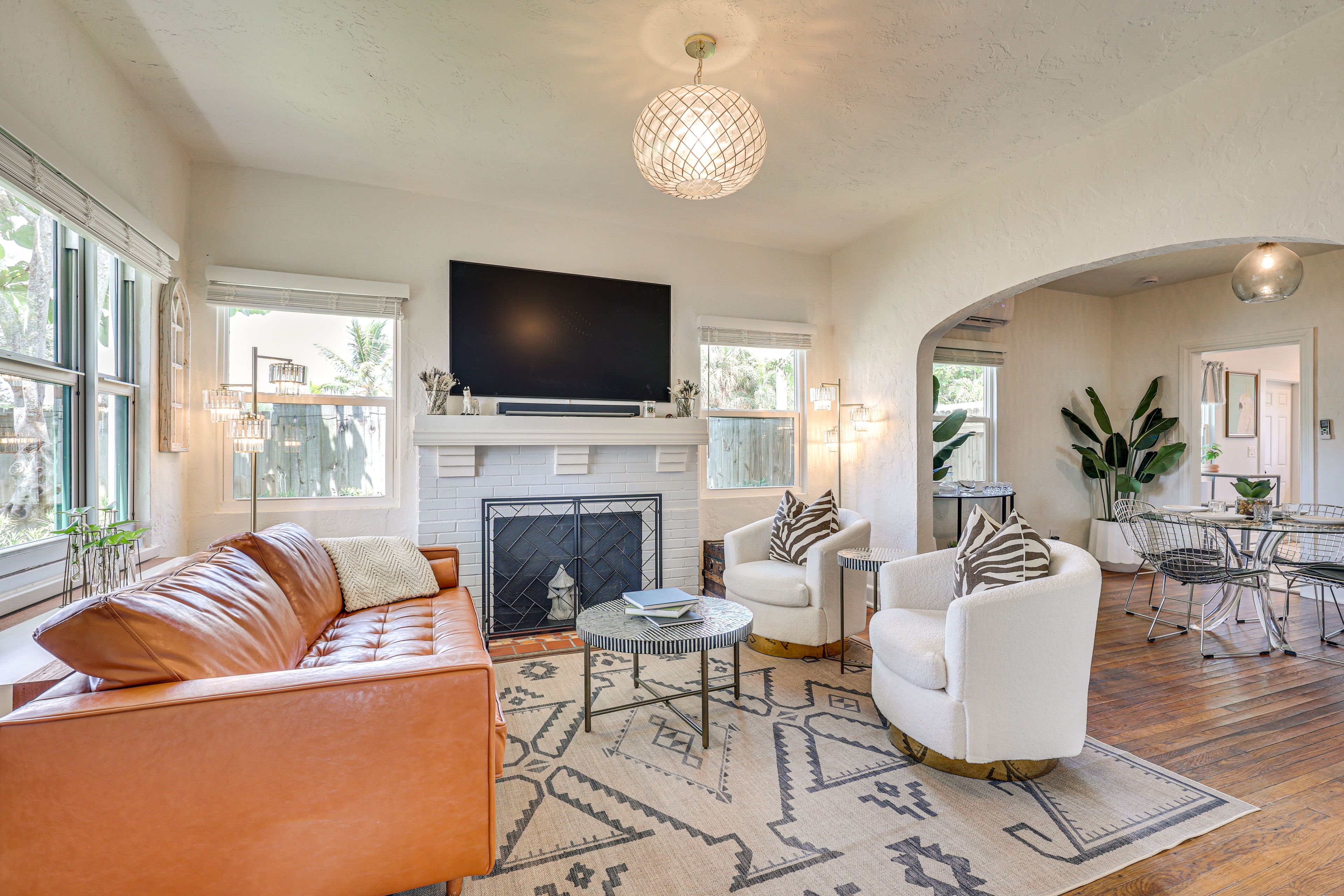 Living Room | Smart TV | Free WiFi | Central A/C & Heating