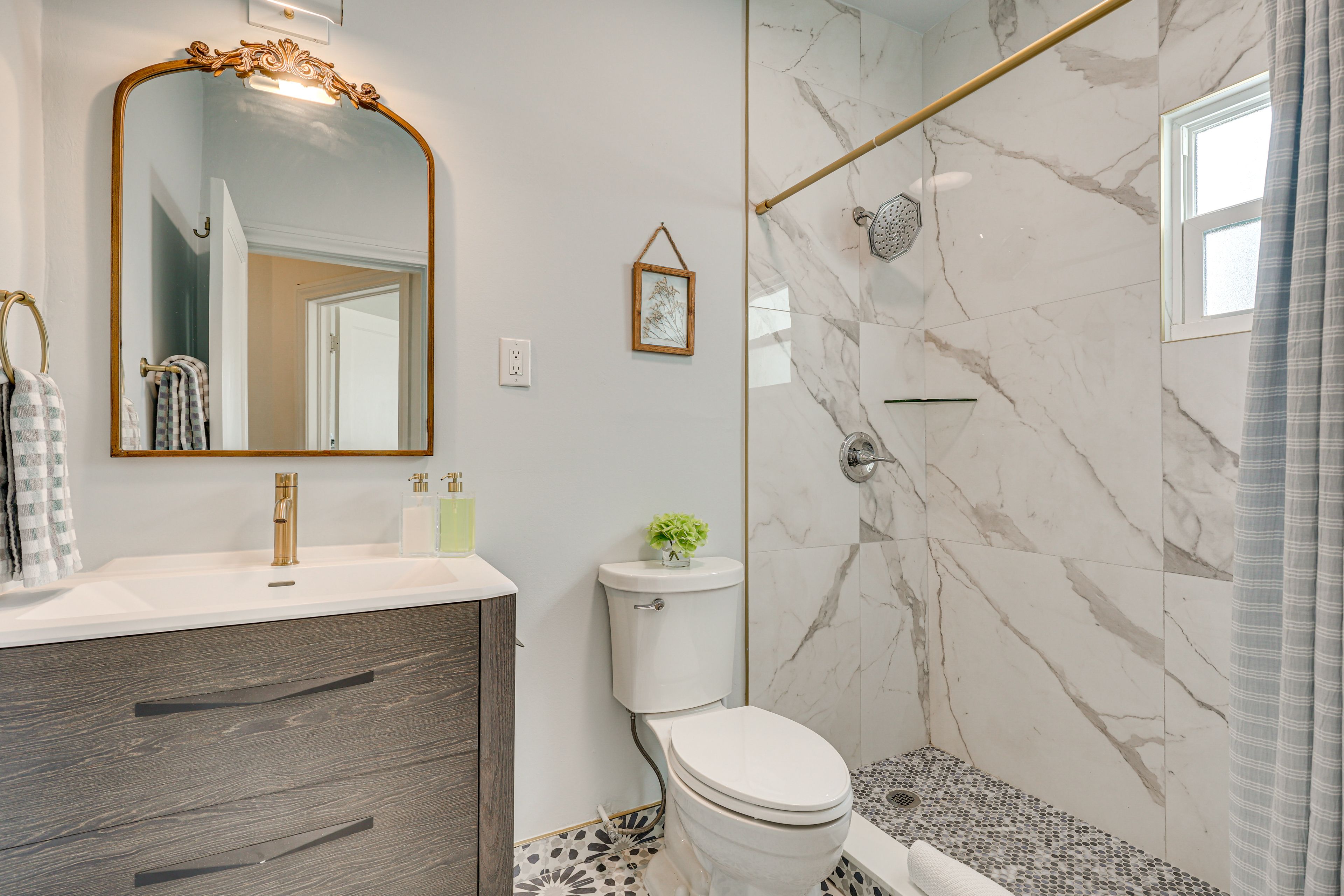 Full Bathroom | Towels Provided | Complimentary Toiletries