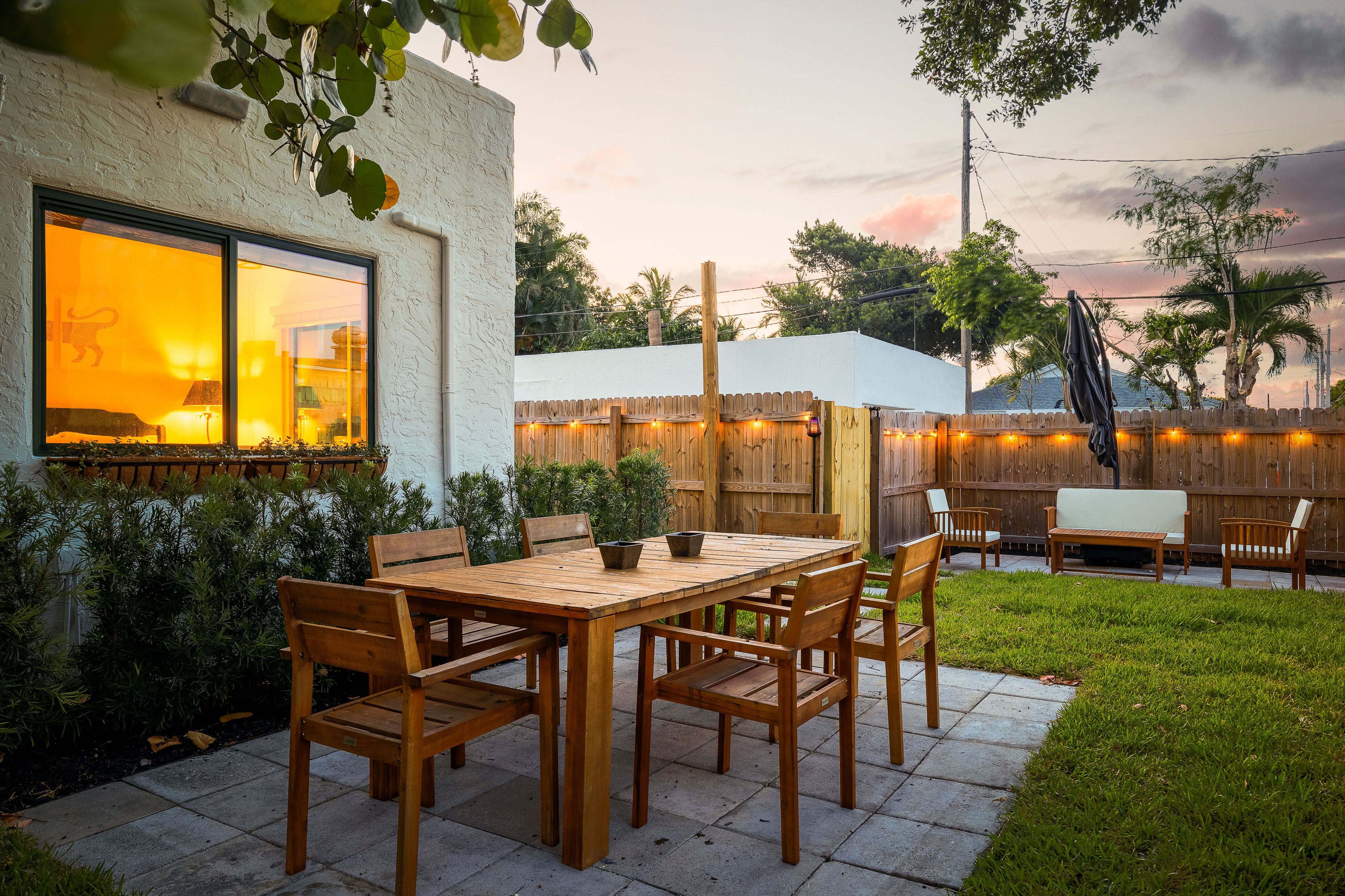 Fully Fenced Backyard | Patio w/ Dining Table