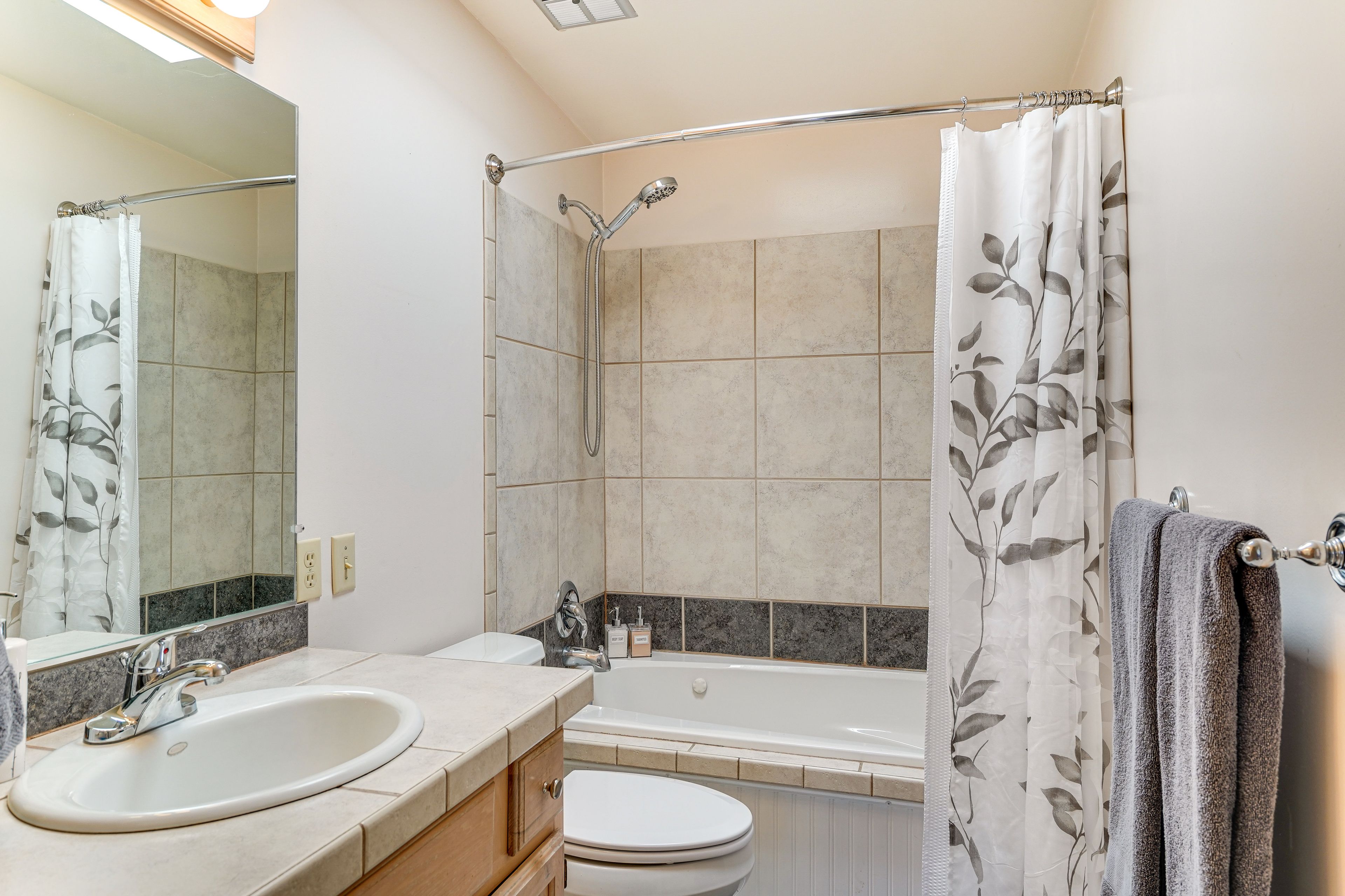 Full Bathroom | Shower/Tub Combo