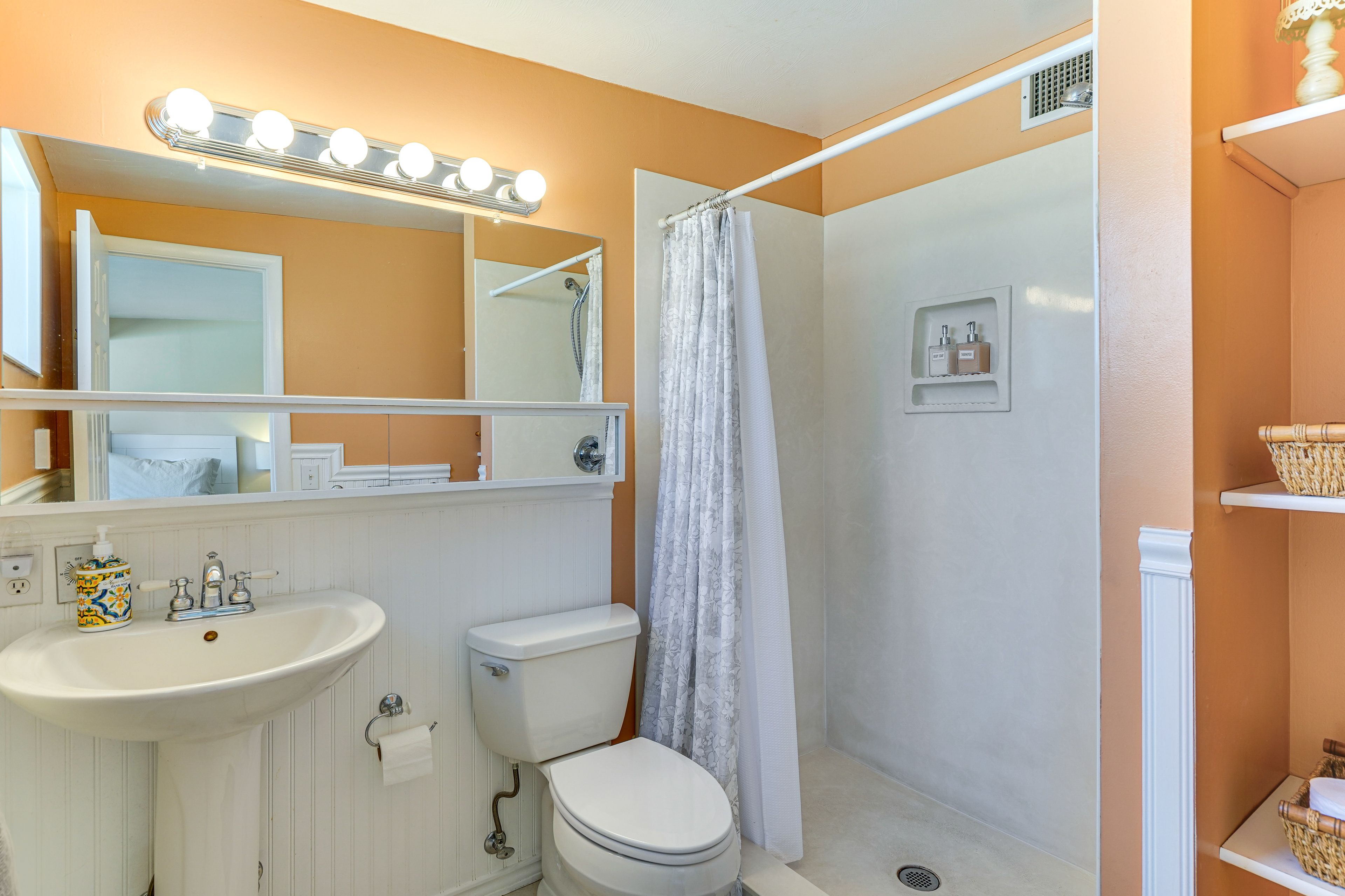 Full Bathroom | Towels Provided