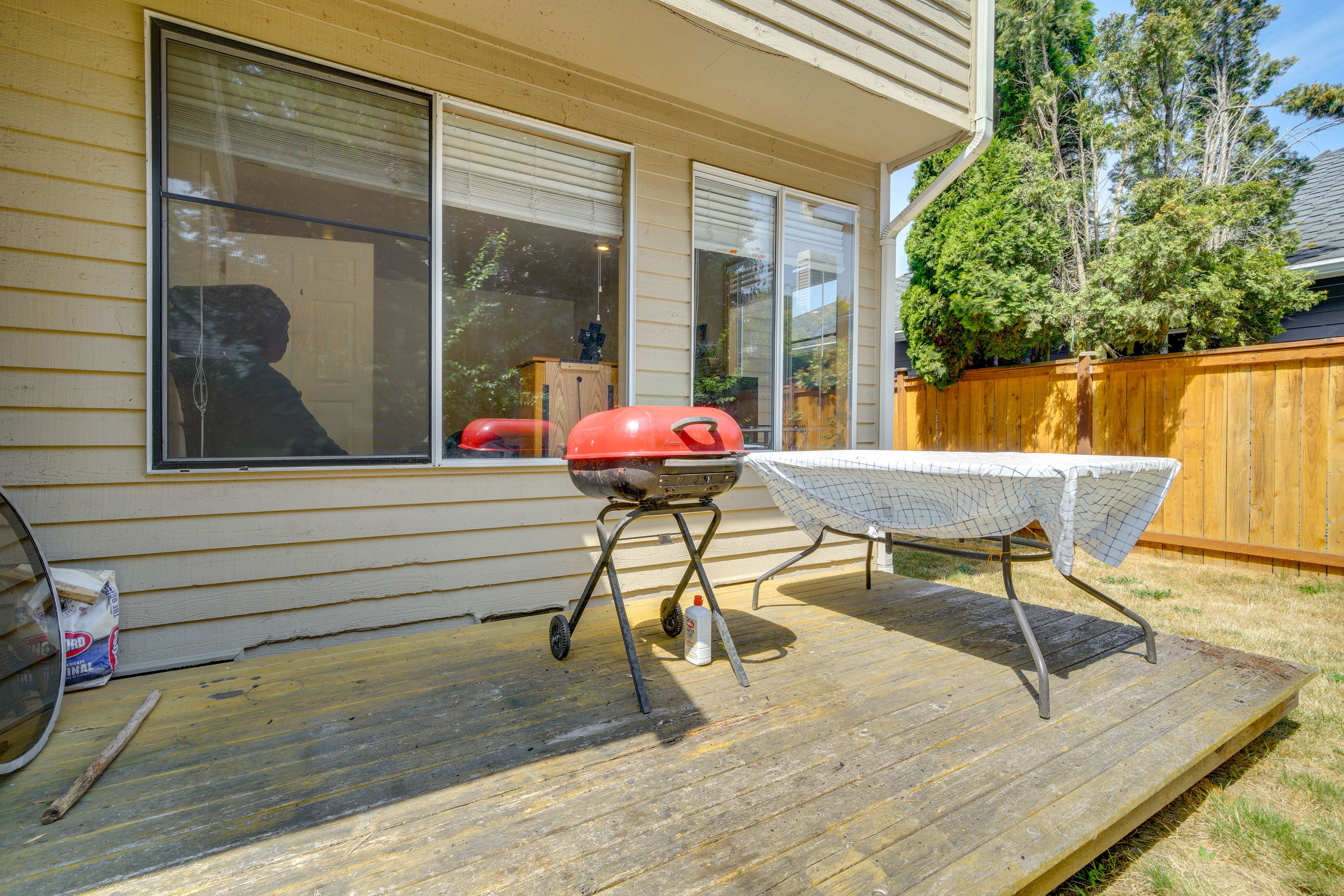 Deck | Grill | Table