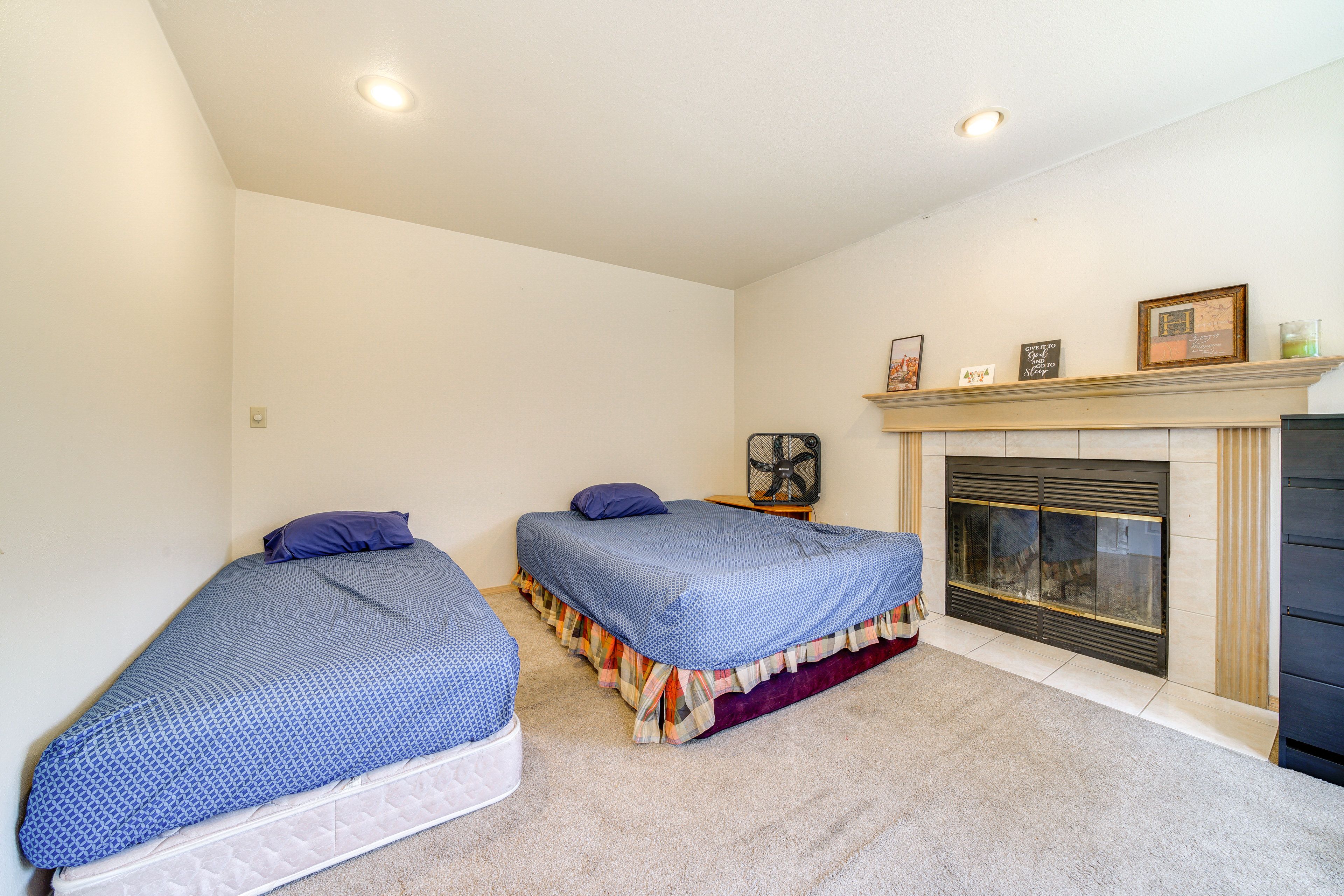 Bedroom 4 | Twin Bed | Queen Bed | Desk | 1st Floor