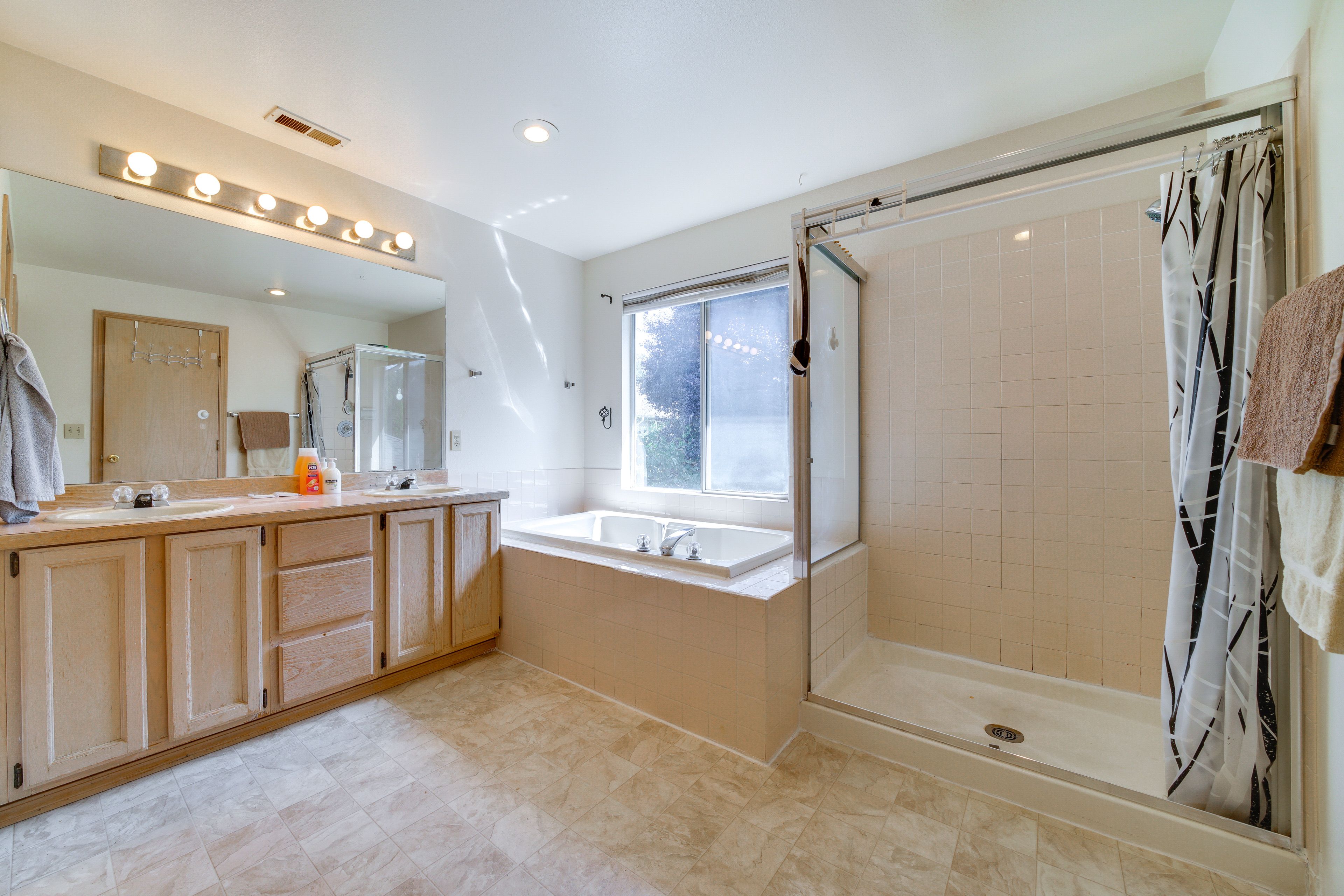 En-Suite Bathroom | Towels Provided | 2nd Floor