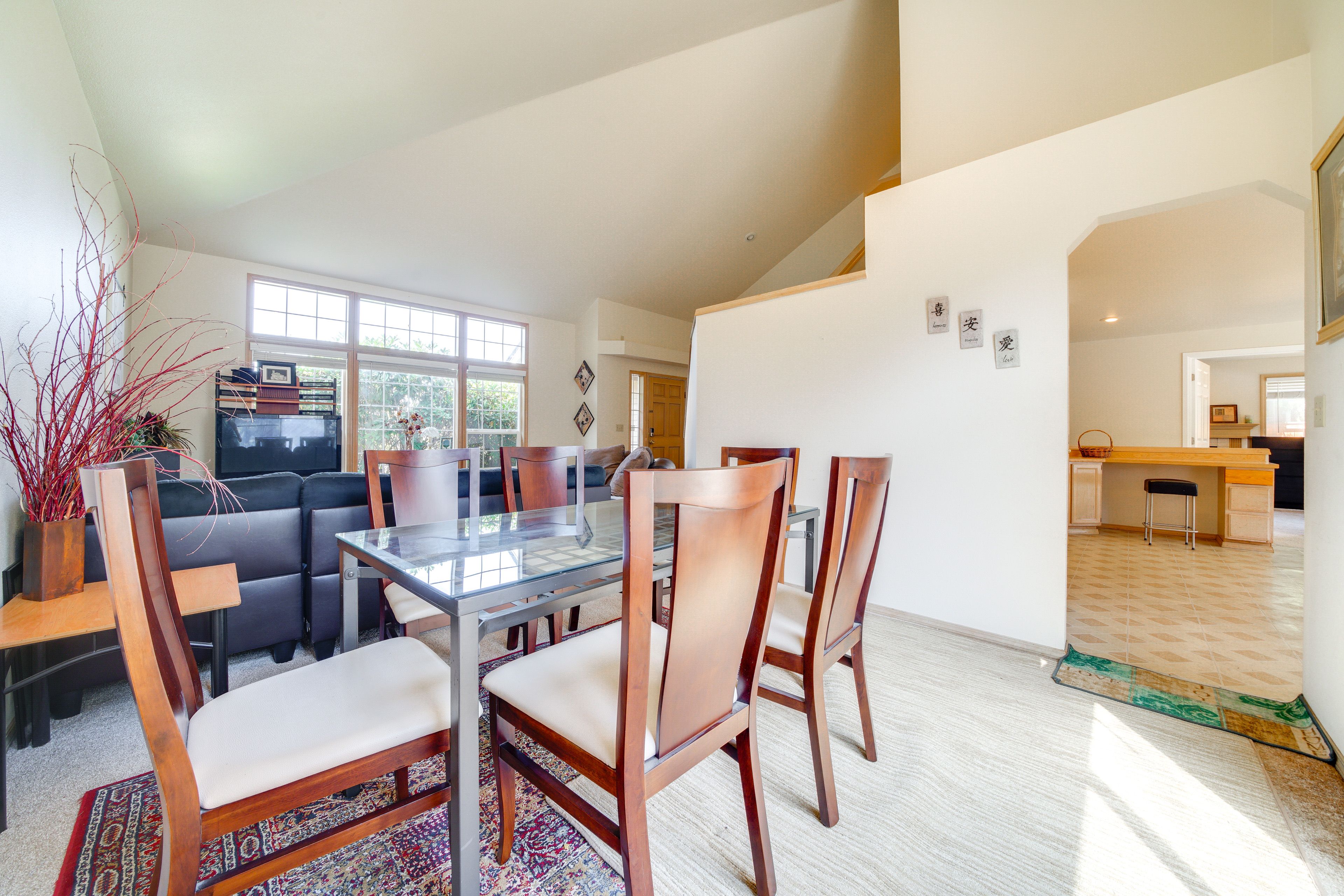 Dining Area | Dishware/Flatware Provided | 1st Floor