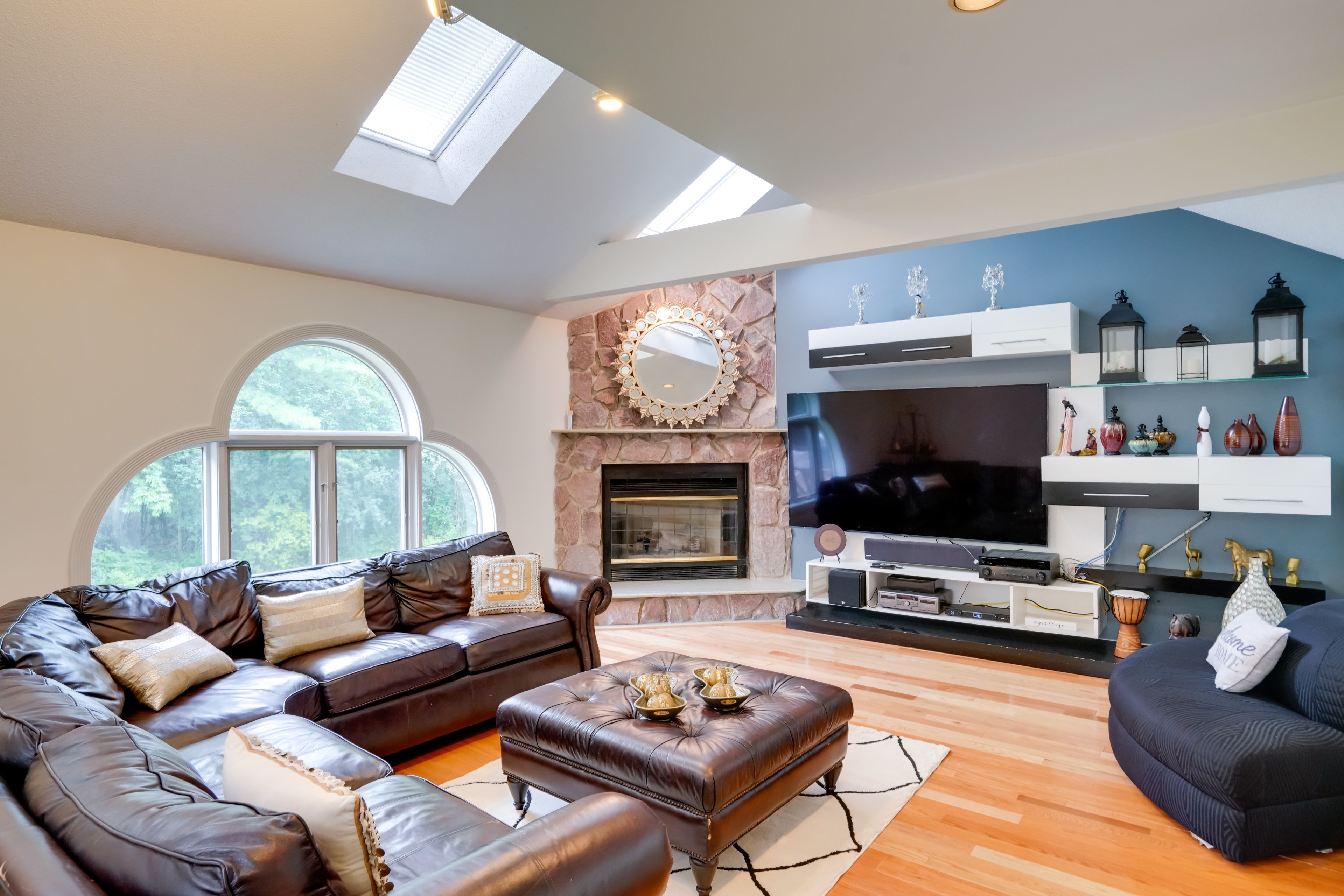 Living Room | Queen Sleeper Sofa | Smart TV | 2nd Floor