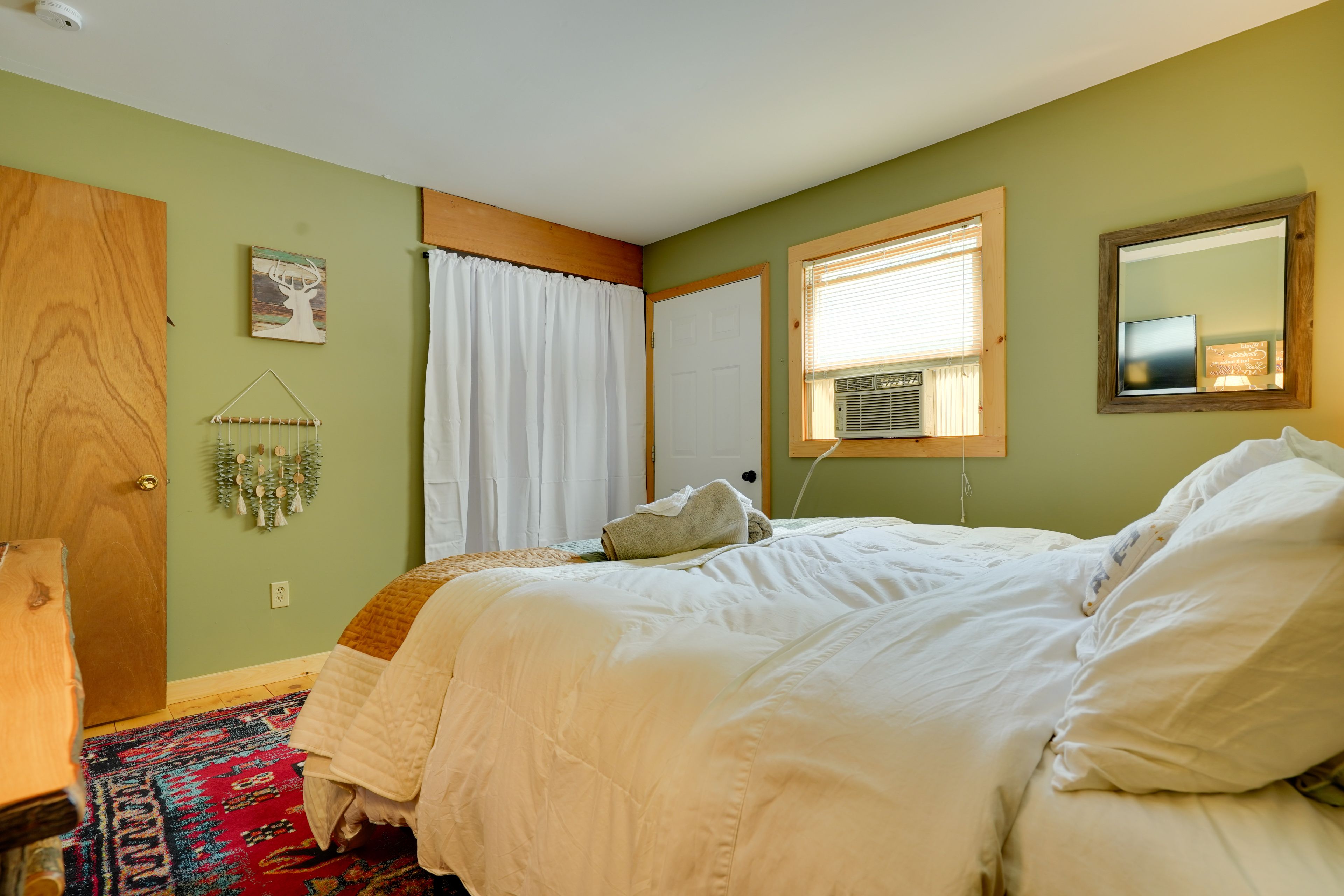 Bedroom 1 | King Bed | Smart TV | Main Floor